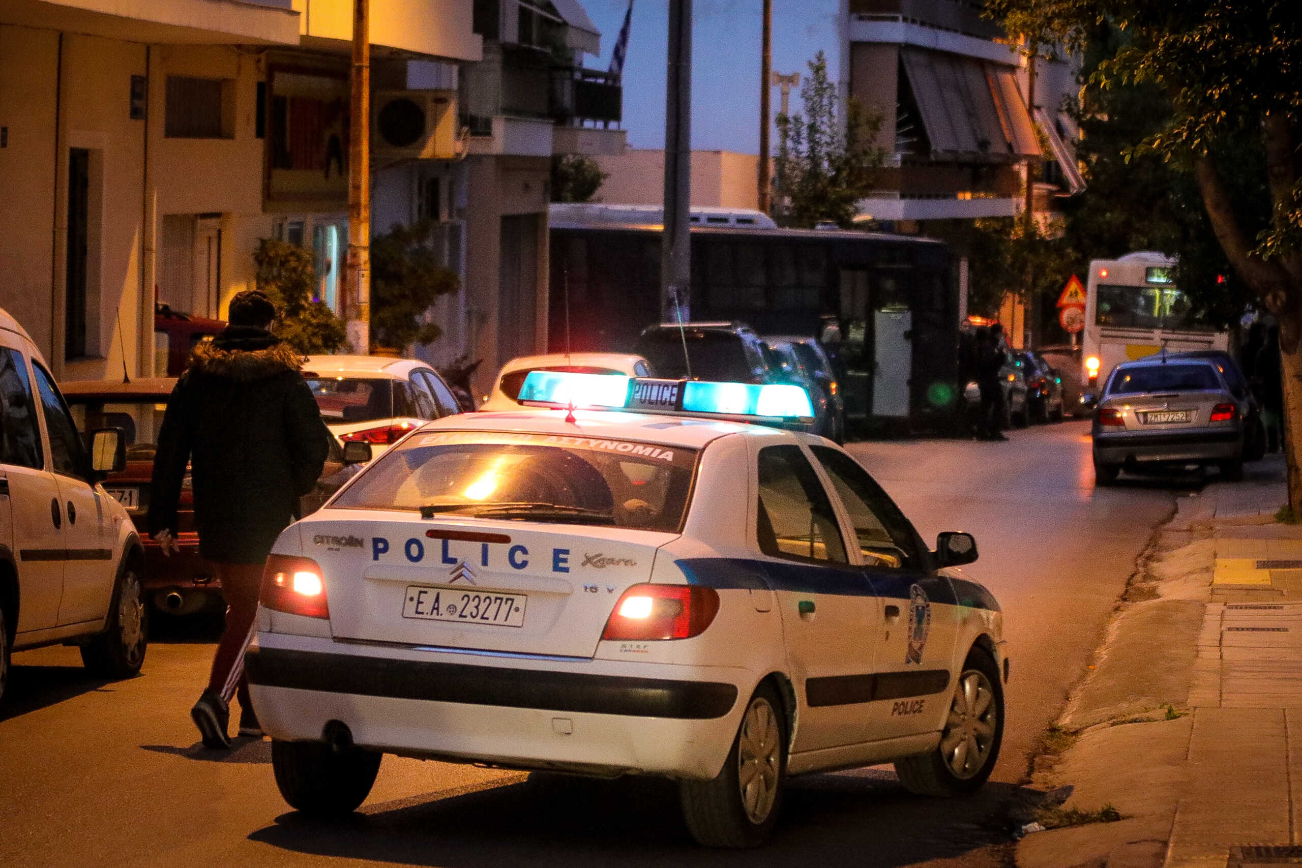 Θεσσαλονίκη: «Μπούκαραν» με όπλο και κουκούλες και λήστεψαν κατάστημα ψιλικών στον Εύοσμο