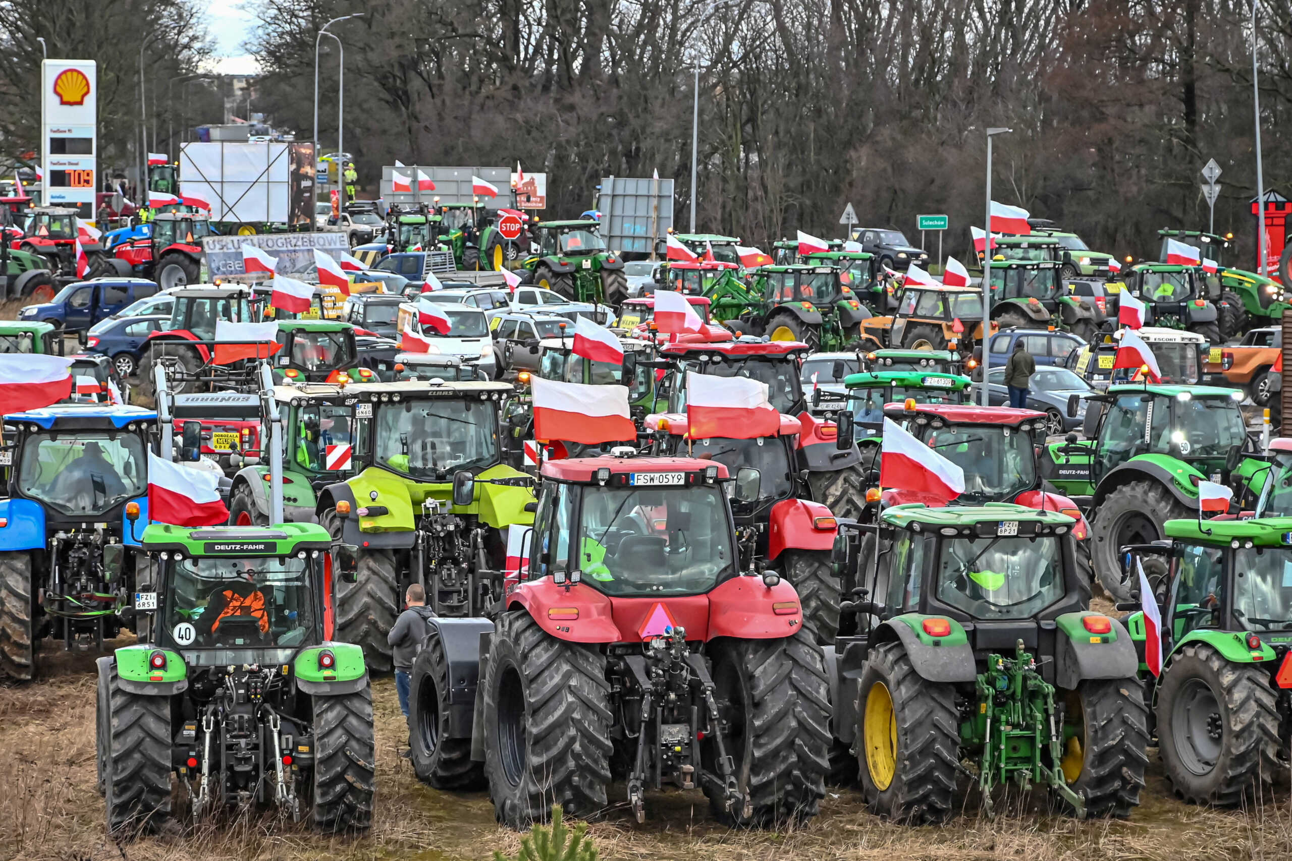 Οι Πολωνοί αγρότες απέκλεισαν σημαντικό μεθοριακό πέρασμα με τη Γερμανία