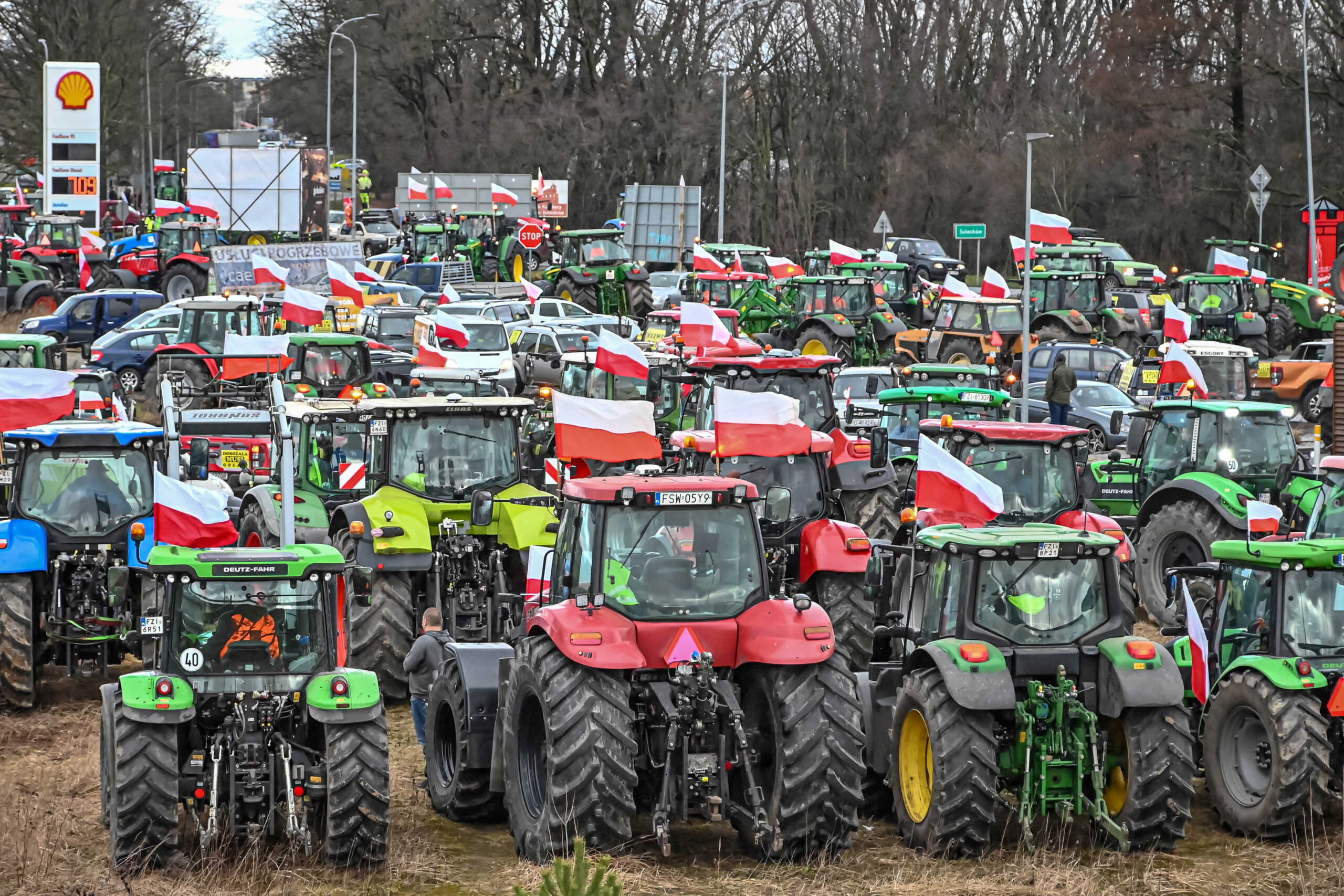 FILE PHOTO: Polish farmers protest over price pressures, taxes and green regulation, grievances shared by farmers across Europe and against the import of agricultural produce and food products from Ukraine, as they gather with tractors near Sulechow, Poland, February 20, 2024. Wladyslaw Czulak