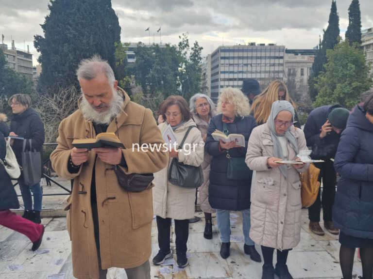 Προσευχήθηκαν απέναντι από τη Βουλή κατά του νομοσχεδίου για τα ομόφυλα ζευγάρια