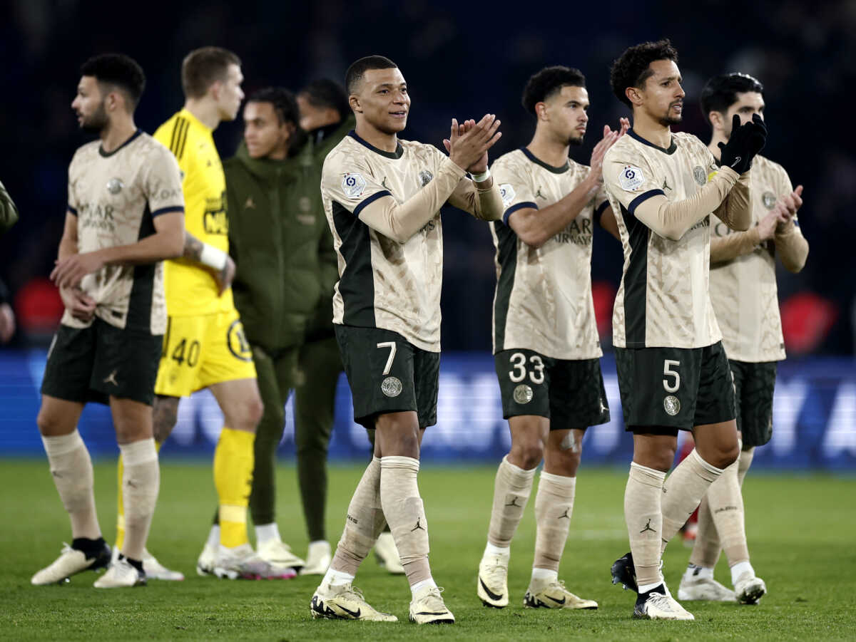 Soccer Football - Ligue 1 - Paris St Germain v Brest - Parc des Princes, Paris, France - January 28, 2024 Paris St Germain's Kylian Mbappe and Marquinhos applaud fans after the match REUTERS