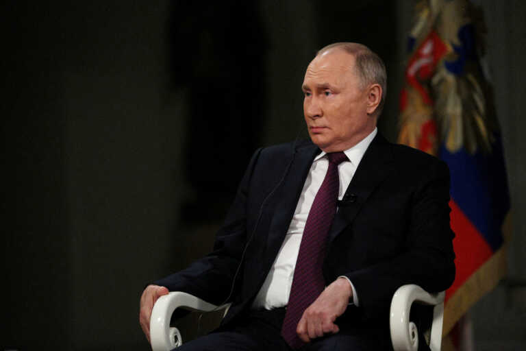 Η στιγμή που ο Πούτιν σταματά τρέμουλο στο πόδι με το χέρι του - Τι συμβαίνει με τον πανίσχυρο άνδρα της Ρωσίας