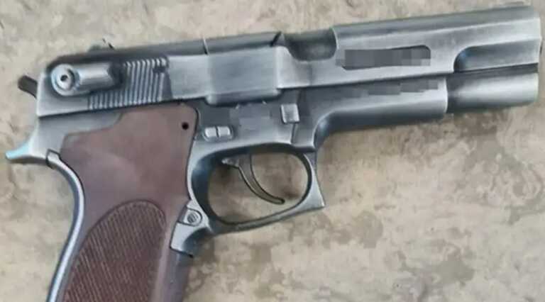Λήστεψαν δύο καταστήματα στη Θεσσαλονίκη με αυτό το πιστόλι «Replica» - Τρεις οι συλλήψεις