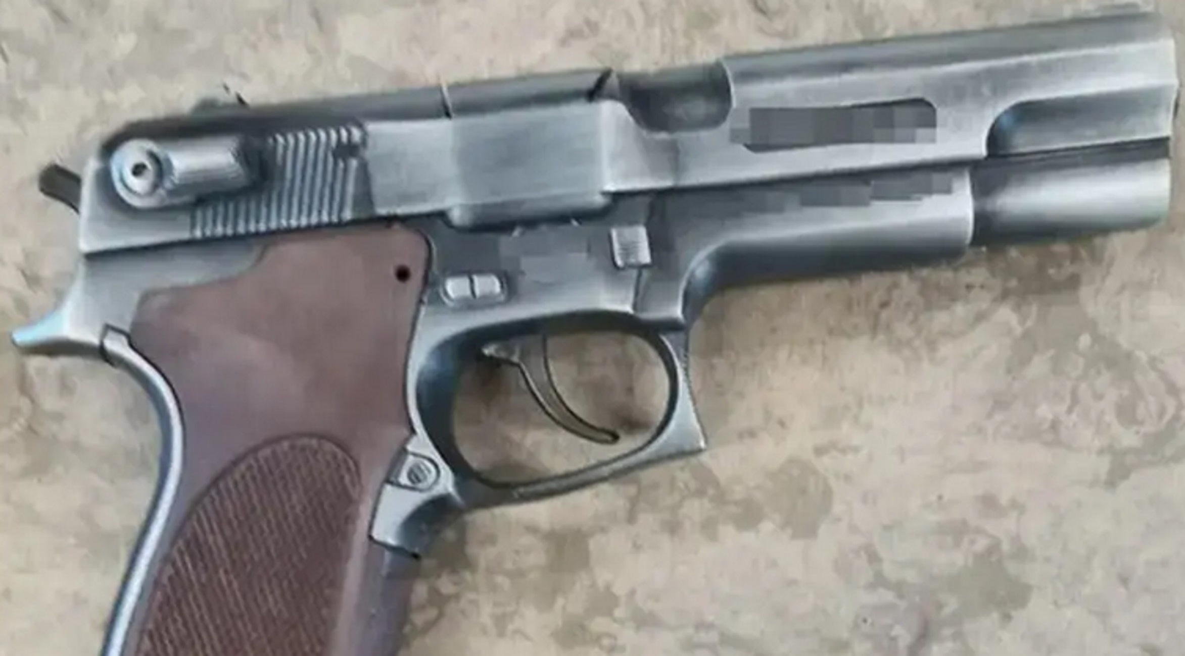 Θεσσαλονίκη: Λήστεψαν δύο καταστήματα με αυτό το πιστόλι «Replica» – Τρεις οι συλλήψεις
