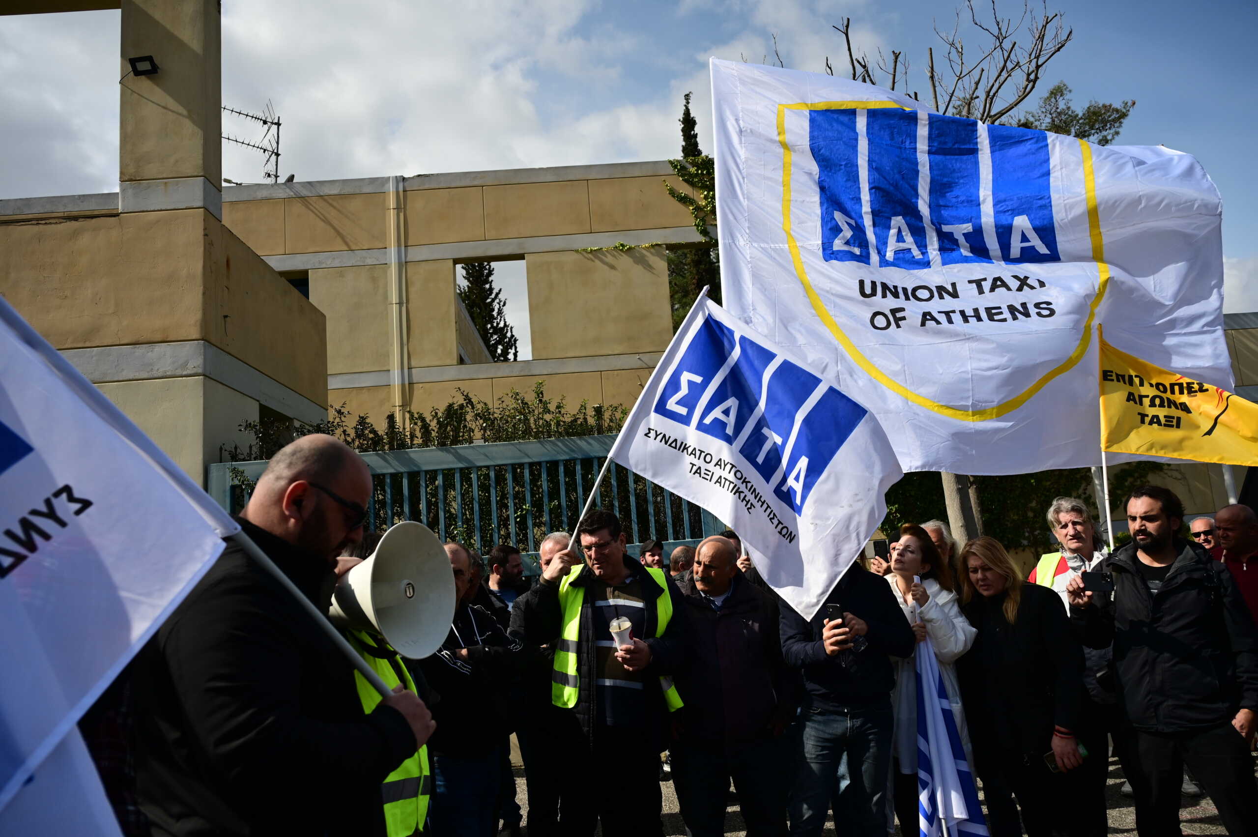 Απεργιακή συγκέντρωση στην οδό Σπύρου Πάτση και πορεία μέχρι το υπουργείο Μεταφορών οδηγών ταξί στην Αθήνα, Τρίτη 27 Φεβρουαρίου 2024. Το Συνδικάτο Αυτοκινητιστών Ταξί Αττικής (ΣΑΤΑ) αποφάσισε 48ωρη απεργία με οικονομικά και άλλα αιτήματα. 
(ΜΙΧΑΛΗΣ ΚΑΡΑΓΙΑΝΝΗΣ
