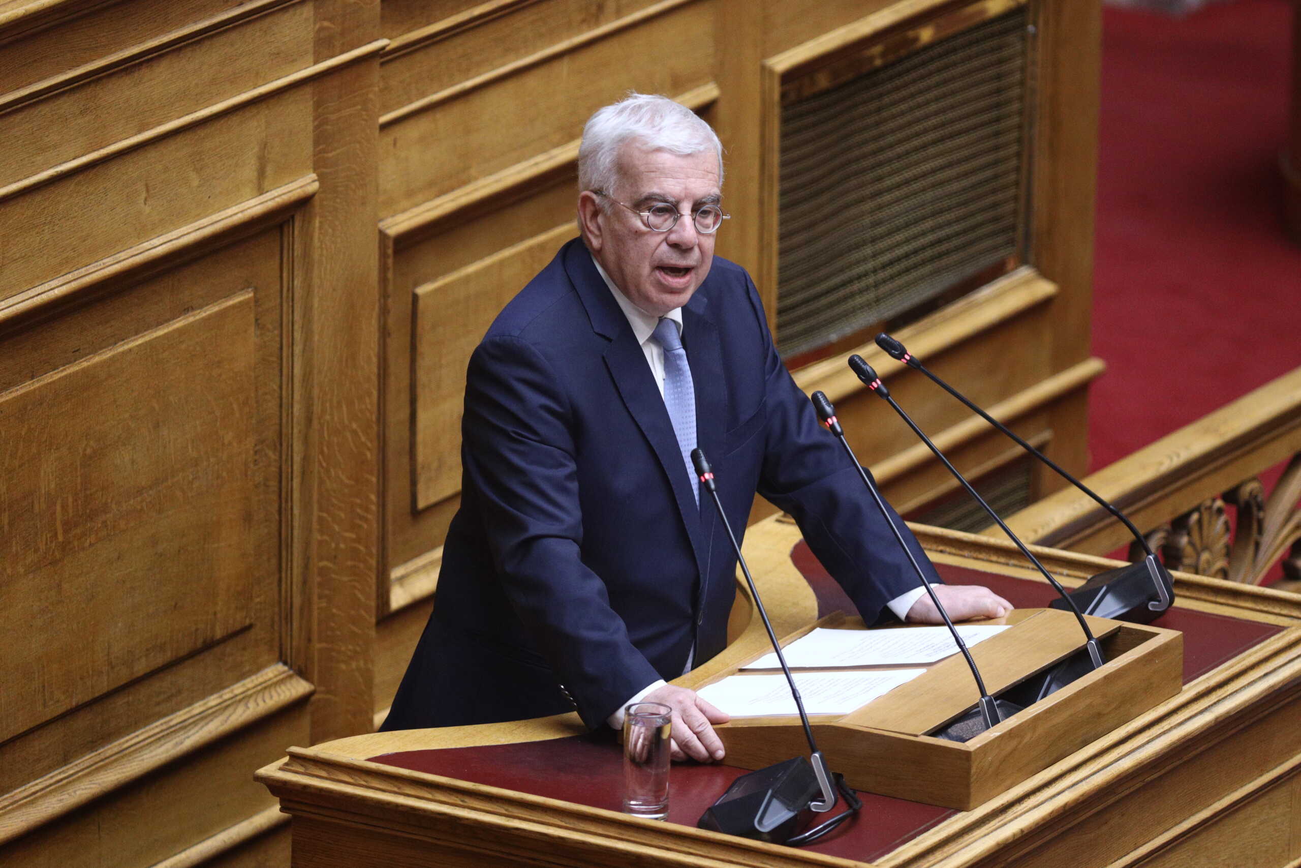 Ο Στράτος Σιμόπουλος υπερψηφίζει το νομοσχέδιο για τα ομόφυλα ζευγάρια με έμμεση αναφορά σε Σαμαρά