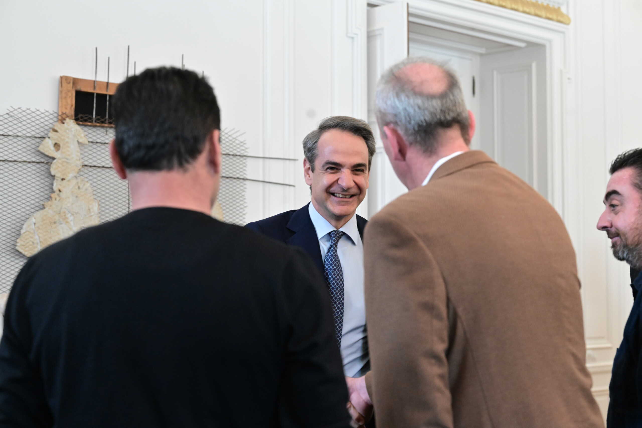 Συνάντηση του Πρωθυπουργού Κυριάκου Μητσοτάκη με δεκαπέντε (15) εκπροσώπους των αγροτικών μπλόκων στο Μέγαρο Μαξίμου, Τρίτη 13 Φεβρουαρίου 2024. Σύμφωνα με τις αποφάσεις του Ενιαίου Συντονιστικού των μπλόκων, στην συνάντηση συμμετείχαν οι, Σωκράτης Αλειφτήρας (Λάρισα), Διαμαντής Διαμαντόπουλος (Σέρρες), Κωνσταντίνος Καναβίδης (Έβρος), Σάββας Κεφαλάς (Λιβαδειά), Νίκος Κούτρας, Χρήστος Λυγδής (Φθιώτιδα), Ρίζος Μαρούδας (Λάρισα), Γιάννης Παναγής (Σέρρες), Χρήστος Πάντζιος (Αλμυρός), Ευάγγελος Παπαγιαννούλης (Κιλελέρ), Γιάννης Σδράλης (Τρίκαλα), Γιώργος Σιδηρόπουλος (Πέλλα), Κώστας Τζέλλας (Καρδίτσα), Χρήστος Τσιπέλης (Ορμύλια Χαλκιδικής) και Κώστας Χατζηπαραδείσης (Λαγκαδάς).  
(ΤΑΤΙΑΝΑ ΜΠΟΛΑΡΗ