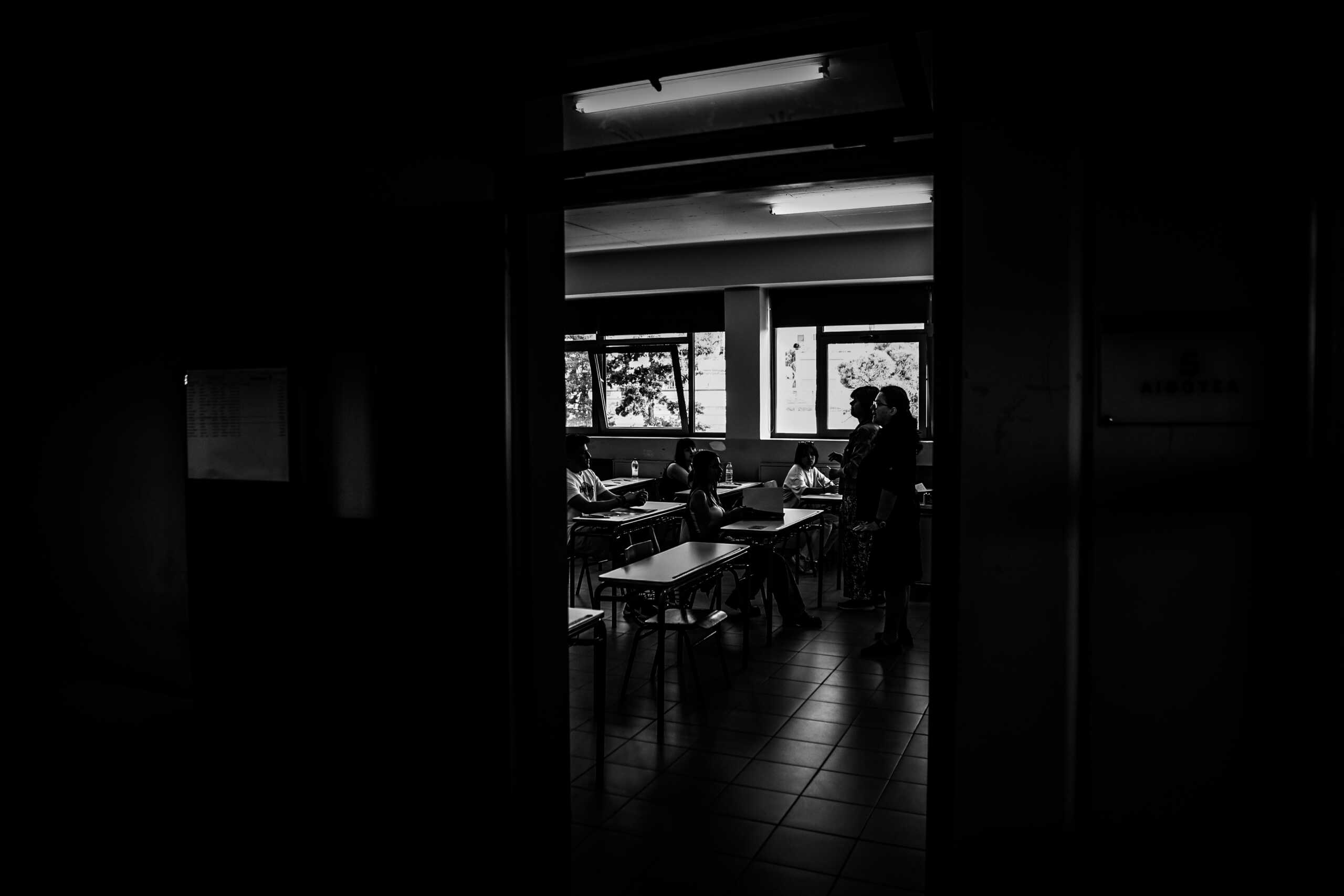 Στιγμιότυπο από το 1ο ΕΠΑΛ Αγίας Παρασκευής με τους υποψηφίους των επαγγελματικών λυκείων (ΕΠΑΛ), οι οποίοι διαγωνίστηκαν στο μάθημα των Νέων Ελληνικών, Πέμπτη 1 Ιουνίου 2023. 
(ΣΩΤΗΡΗΣ ΔΗΜΗΤΡΟΠΟΥΛΟΣ