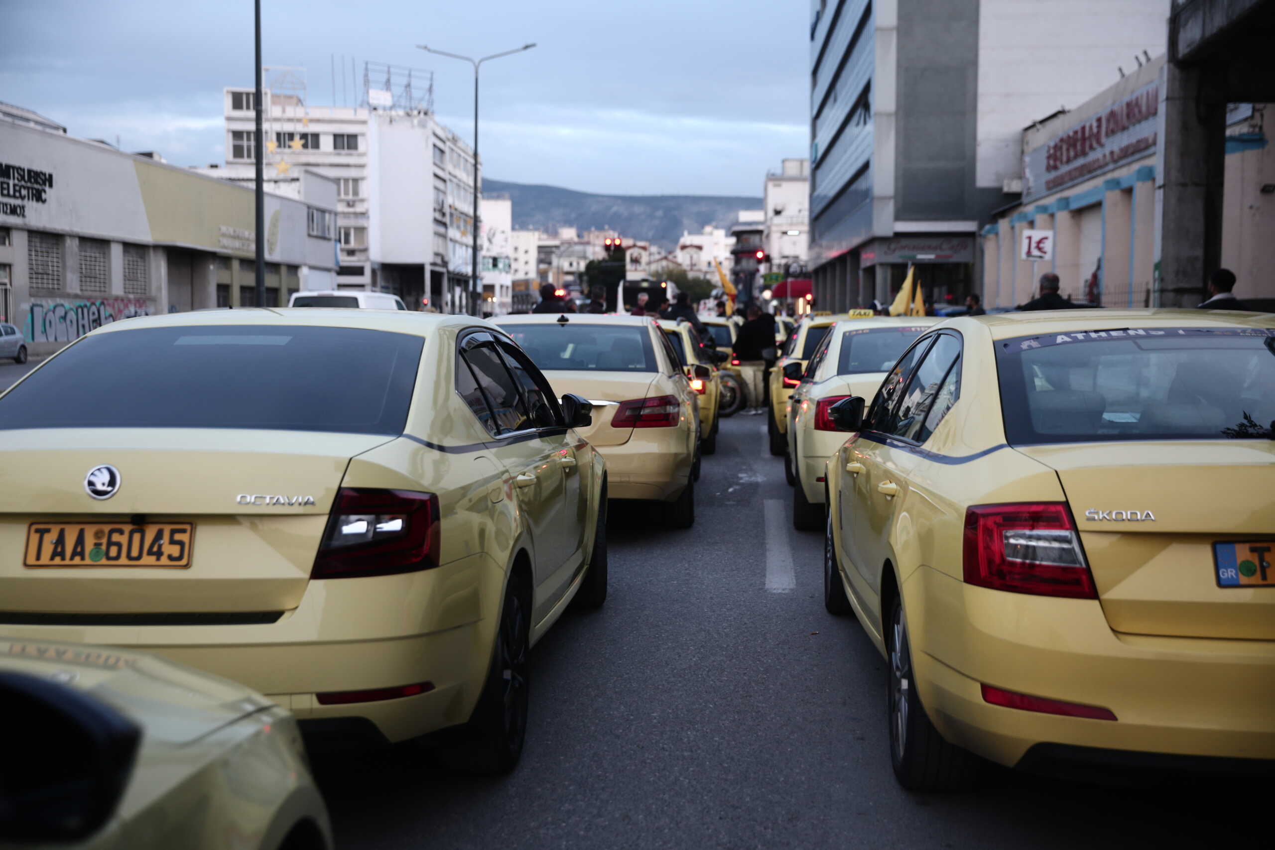 Απεργιακή συγκέντρωση από το Συνδικάτο Αυτοκινητιστών Ταξί Αττικής (ΣΑΤΑ), Πέμπτη 7 Δεκεμβρίου 2023. Ο κλάδος του ταξί προκήρυξε 48ωρη απεργία, αντιδρώντας στο νέο φορολογικό νομοσχέδιο της κυβέρνησης. 
(ΚΩΣΤΑΣ ΤΖΟΥΜΑΣ