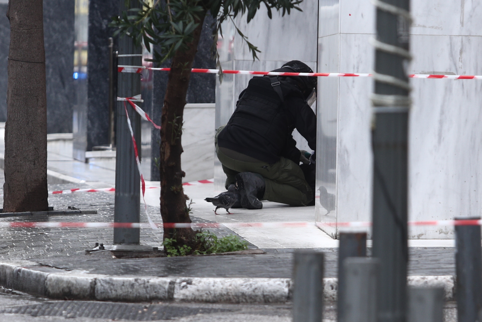 Έρευνα σε ύποπτη βαλίτσα που εντοπίστηκε έξω από ξενοδοχείο, στην οδό Μητροπόλεως, στην Αθήνα, Παρασκευή 12 Ιανουαρίου 2024. Στο σημείο έχει σπεύσει κλιμάκιο του Τμήματος Εξουδετέρωσης Εκρηκτικών Μηχανισμών και η περιοχή έχει αποκλειστεί όσο συνεχίζονται οι έρευνες. 
(ΣΩΤΗΡΗΣ ΔΗΜΗΤΡΟΠΟΥΛΟΣ

Στο σημείο έχει σπεύσει κλιμάκιο του Τμήματος Εξουδετέρωσης Εκρηκτικών Μηχανισμών και η περιοχή έχει αποκλειστεί όσο συνεχίζονται οι έρευνες.