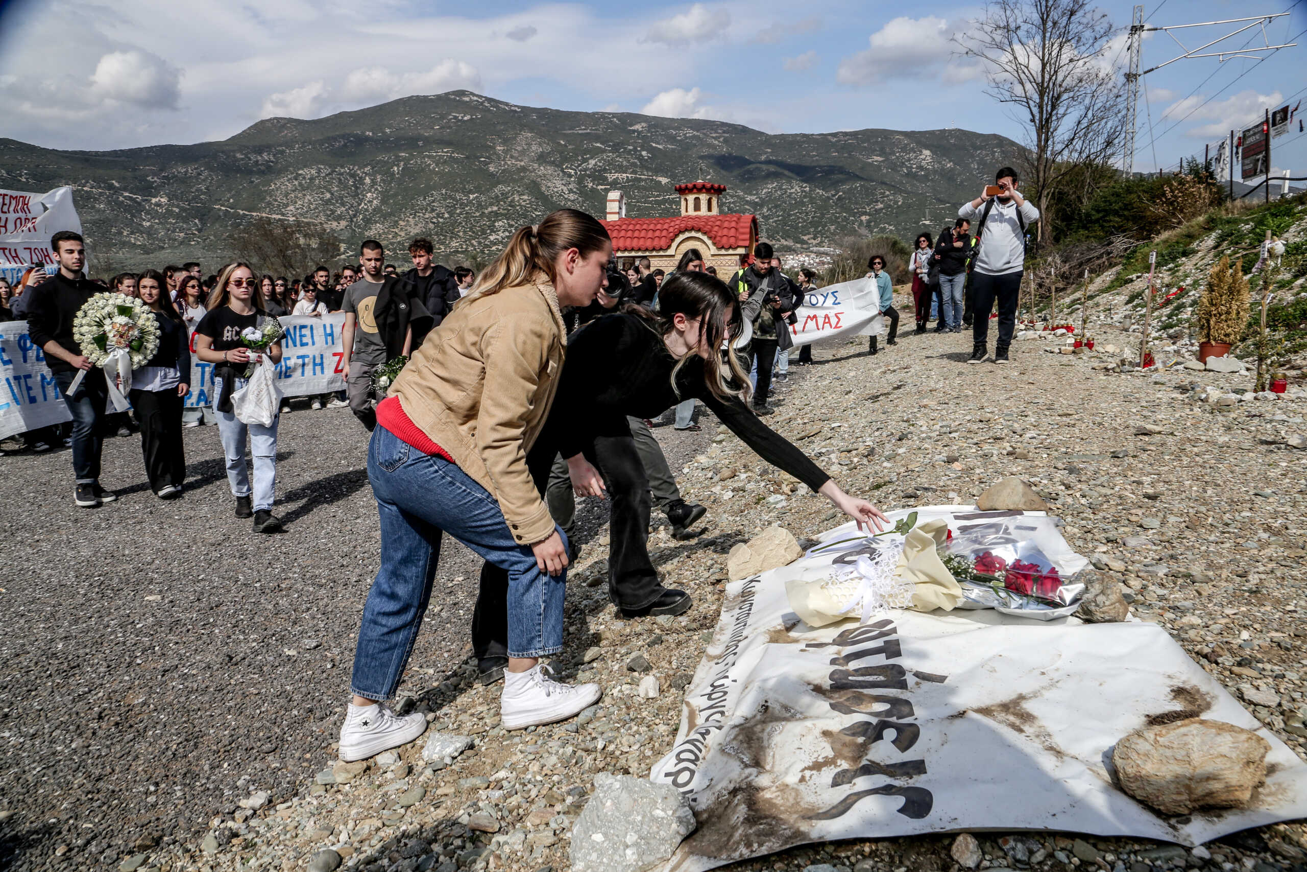 Επιμνημόσυνη δέηση για τους 57 νεκρούς των Τεμπών – Δάκρυα και οργή από φοιτητές