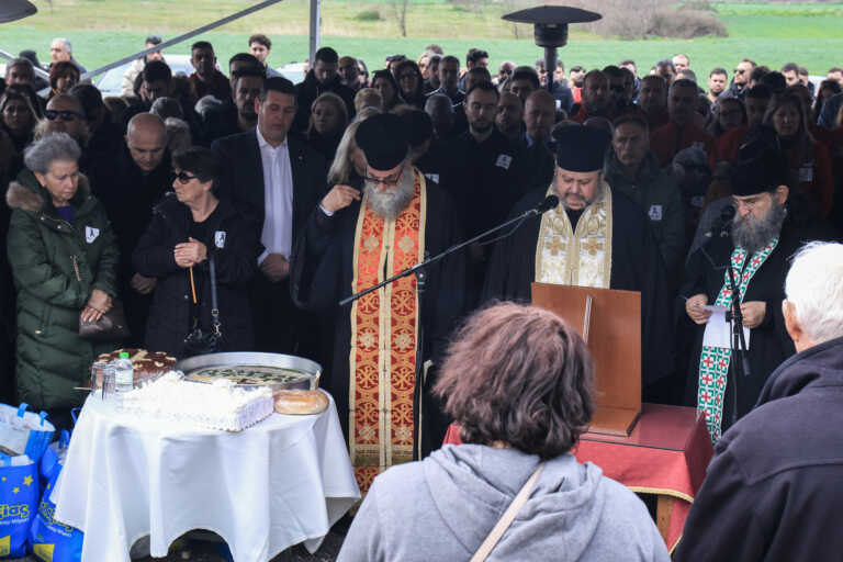 Ξέσπασε σε κλάματα ο ιερέας που διάβασε τα ονόματα των 57 θυμάτων στο μνημόσυνο των θυμάτων της τραγωδίας των Τεμπών