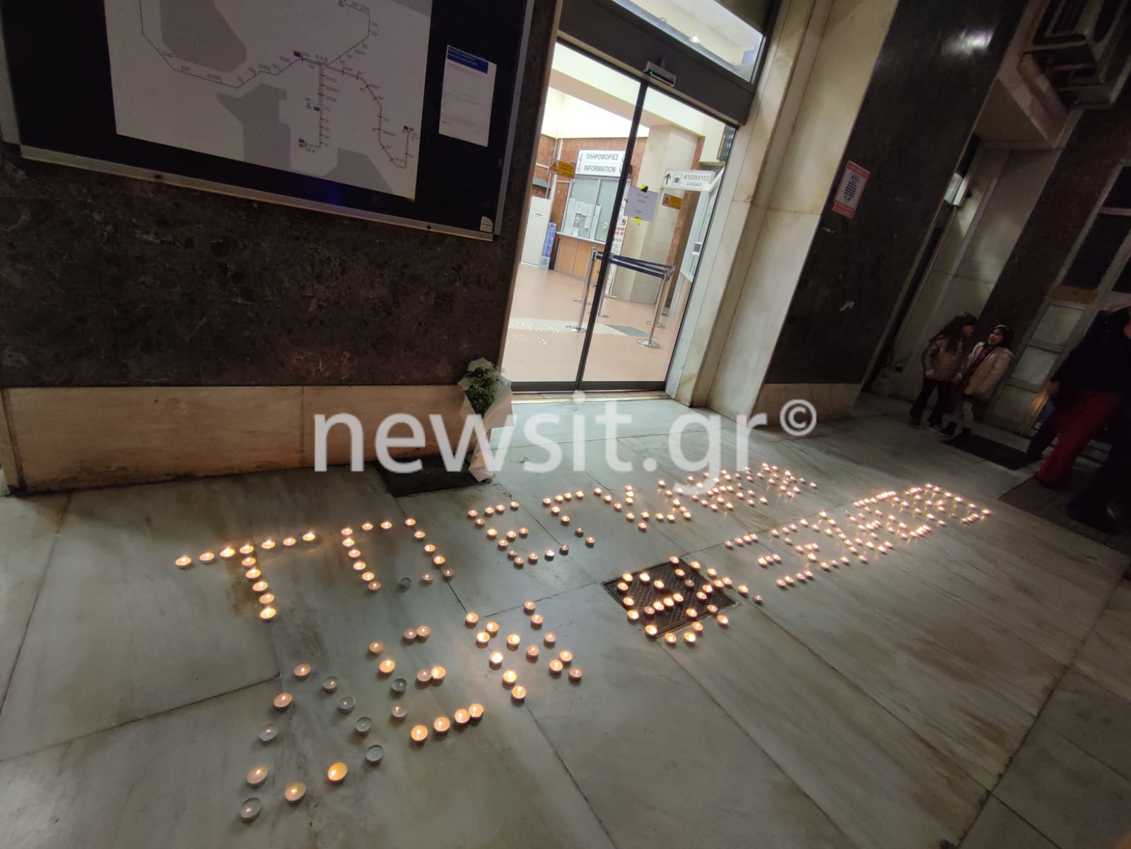 Τέμπη: Συγκέντρωση στον σταθμό Λαρίσης – Κεριά με τη φράση «το έγκλημα δεν θα ξεχαστεί» και 57 φαναράκια