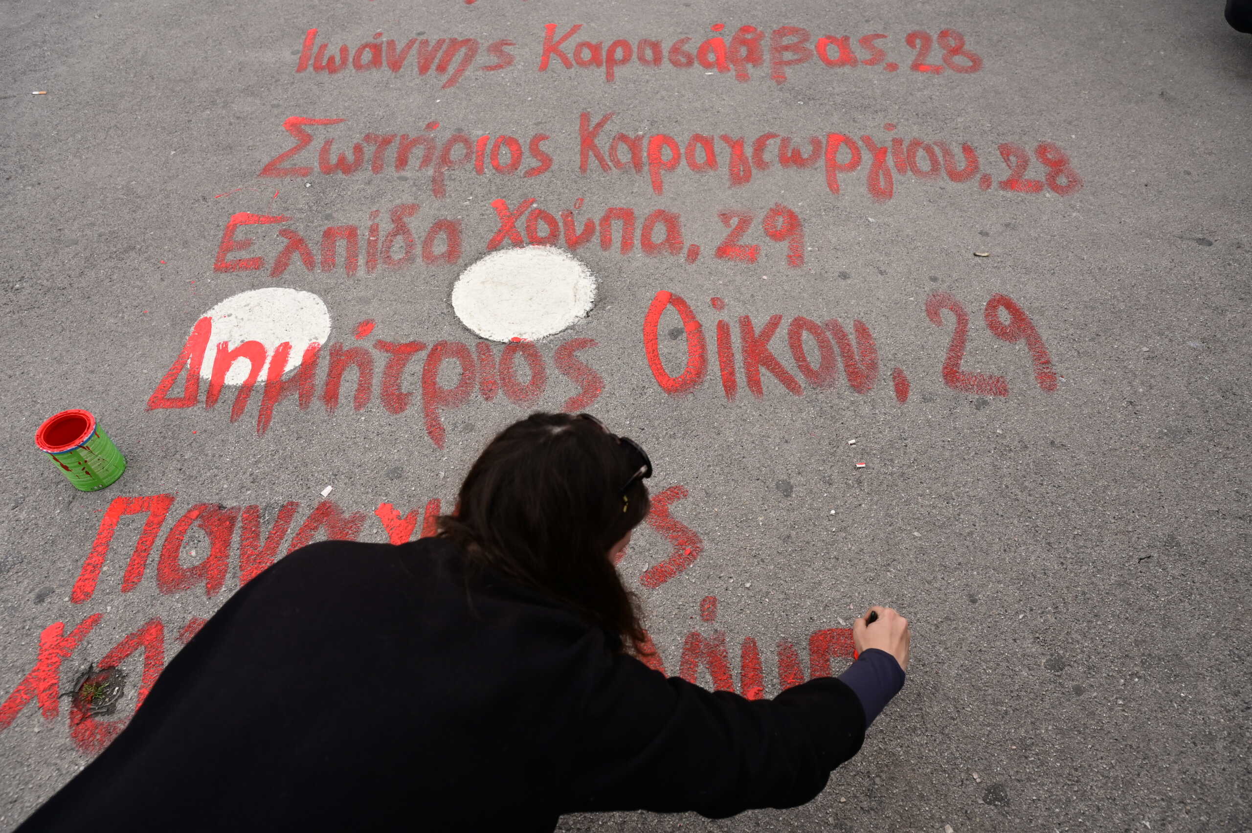 Απεργιακή συγκέντρωση πρωτοβαθμιων σωματείων, αριστερών οργανώσεων, συλλογικοτήτων και φοιτητικών συλλόγων στα πλαίσια της 24ωρης απεργίας της ΑΔΕΔΥ στην πλατεία Κλαυθμώνος, Τετάρτη 28 Φεβρουαρίου 2024. Οι εργαζόμενοι ζητούν αυξήσεις των μισθών, τη λήψη αποτελεσματικών μέτρων για την αντιμετώπιση της ακρίβειας, την πάταξη της αισχροκέρδειας και την επαναφορά των Συλλογικών Συμβάσεων Εργασίας, καθώς επίσης και να λογοδοτήσουν οι υπεύθυνοι για το σιδηροδρομικό δυστύχημα των Τεμπών. 
(ΜΙΧΑΛΗΣ ΚΑΡΑΓΙΑΝΝΗΣ
(ΜΙΧΑΛΗΣ ΚΑΡΑΓΙΑΝΝΗΣ
