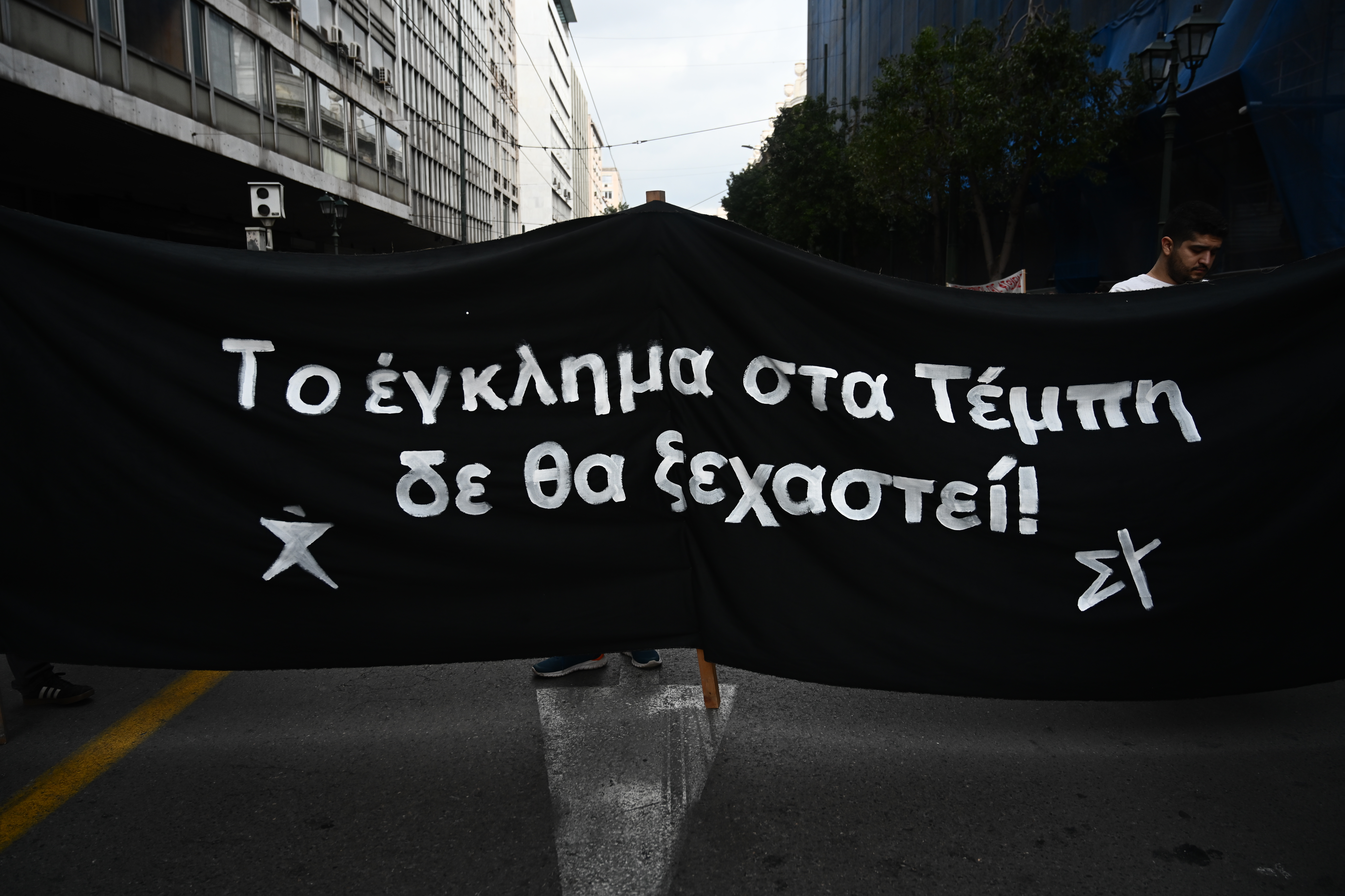 Απεργιακή συγκέντρωση πρωτοβαθμιων σωματείων, αριστερών οργανώσεων, συλλογικοτήτων και φοιτητικών συλλόγων στα πλαίσια της 24ωρης απεργίας της ΑΔΕΔΥ στην πλατεία Κλαυθμώνος, Τετάρτη 28 Φεβρουαρίου 2024. Οι εργαζόμενοι ζητούν αυξήσεις των μισθών, τη λήψη αποτελεσματικών μέτρων για την αντιμετώπιση της ακρίβειας, την πάταξη της αισχροκέρδειας και την επαναφορά των Συλλογικών Συμβάσεων Εργασίας, καθώς επίσης και να λογοδοτήσουν οι υπεύθυνοι για το σιδηροδρομικό δυστύχημα των Τεμπών. 
(ΚΩΣΤΑ ΤΖΟΥΜΑΣ