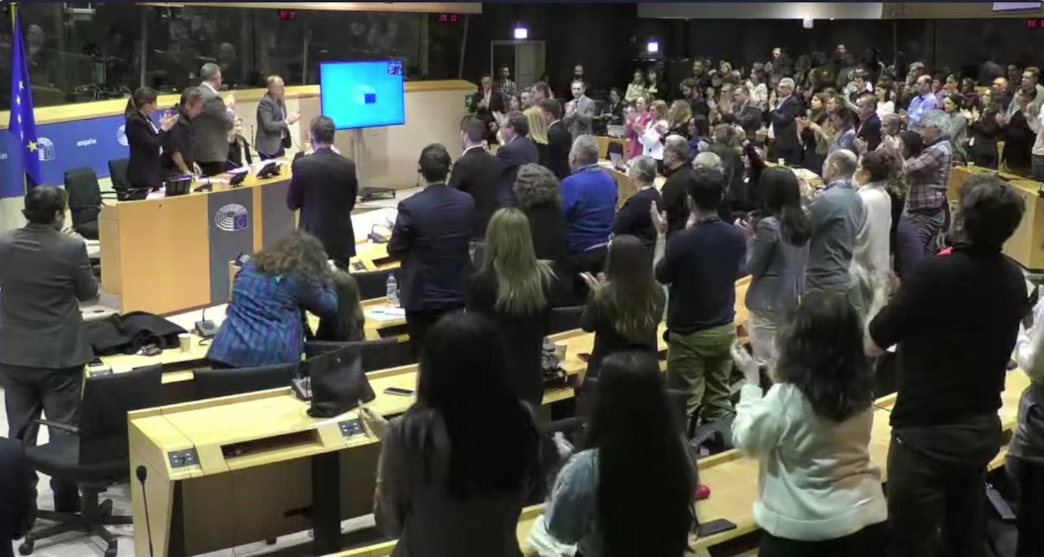 Τέμπη: Χειροκρότησαν όρθιοι τη Μαρία Καρυστιάνου στο Ευρωκοινοβούλιο