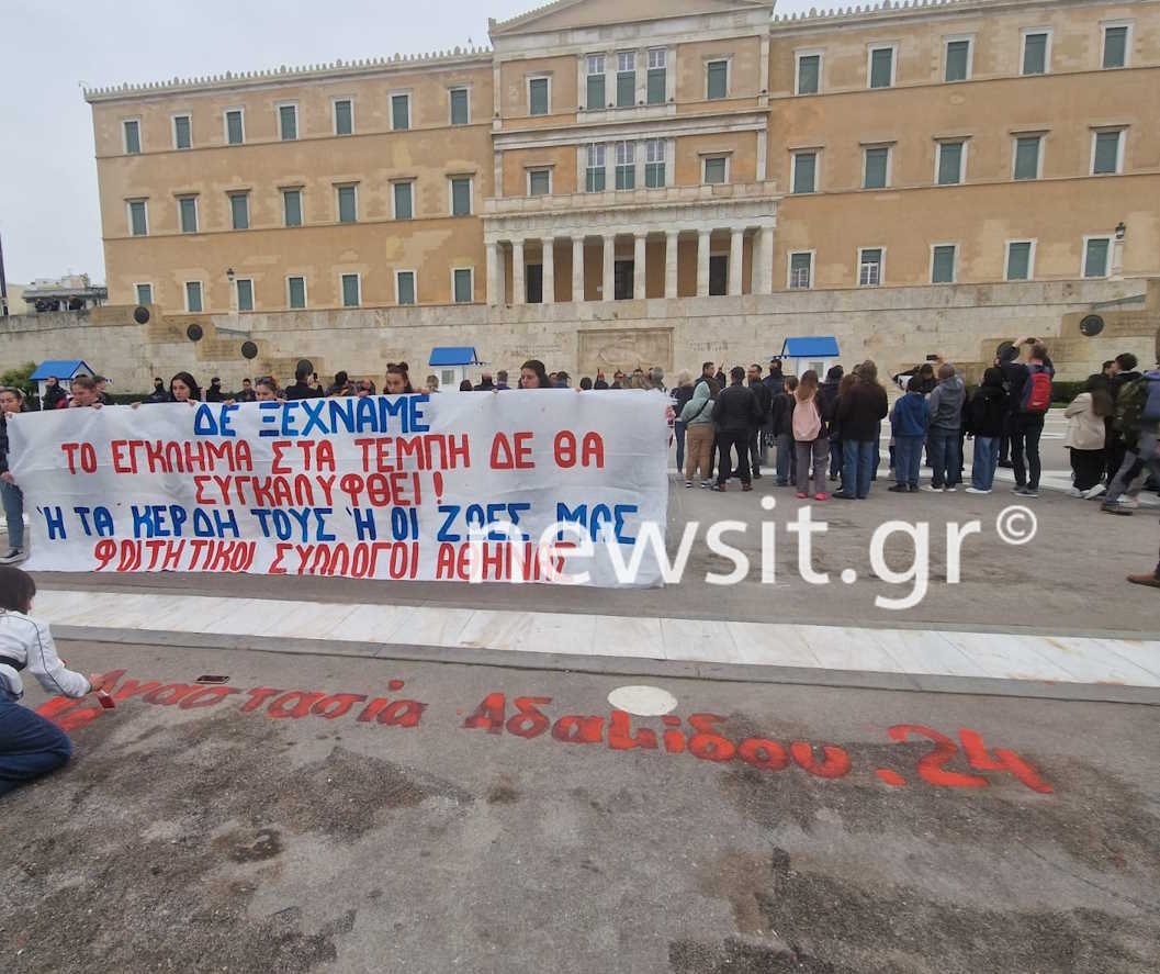 «Η μπογιά είναι σαν αίμα» - Φοιτητές ξαναγράφουν τα ονόματα των θυμάτων των Τεμπών μπροστά από το μνημείο του Αγνώστου Στρατιώτη