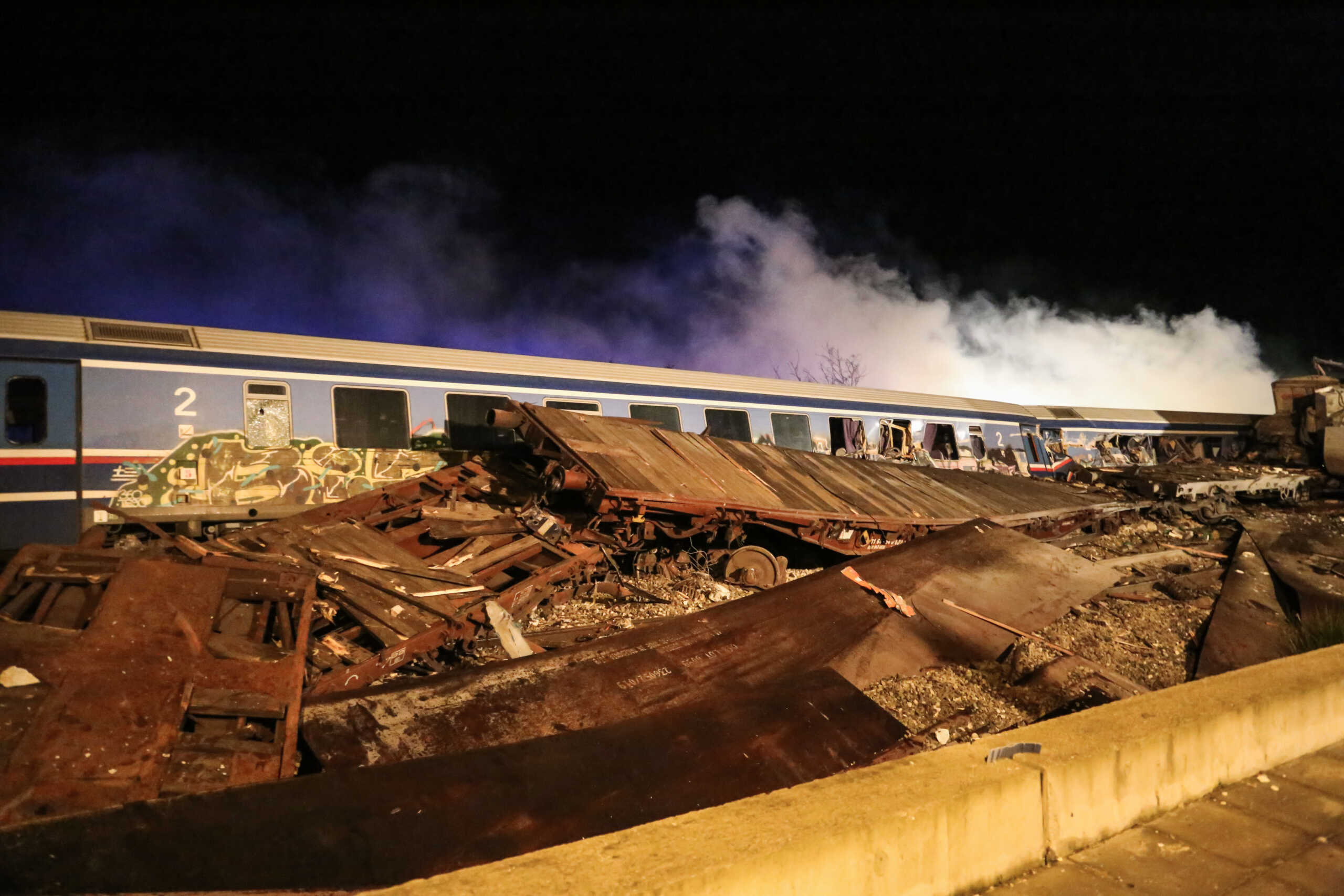 Τέμπη: Οι παραλείψεις στην έρευνα για το σιδηροδρομικό δυστύχημα σύμφωνα με τους πραγματογνώμονες των συγγενών