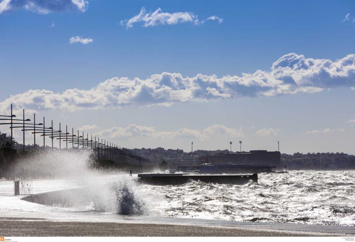 Θεσσαλονίκη: Αυτοκίνητο έπεσε στον Θερμαϊκό, νεκρός ο 80χρονος οδηγός