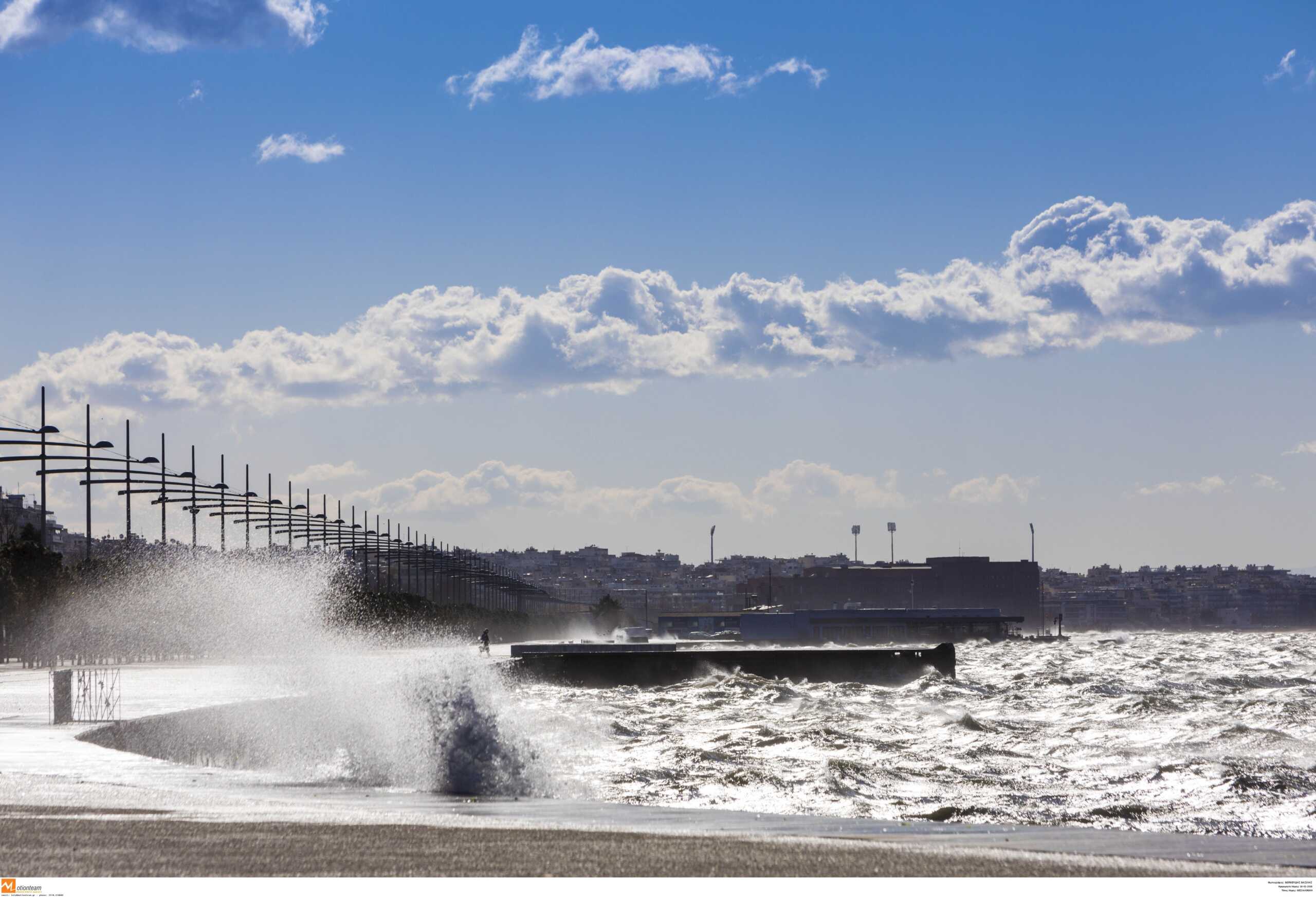 Θεσσαλονίκη: Αυτοκίνητο έπεσε στον Θερμαϊκό, νεκρός ο 80χρονος οδηγός