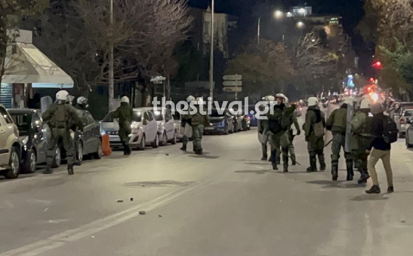 Θεσσαλονίκη: Επίθεση κουκουλοφόρων σε δυνάμεις των ΜΑΤ έξω από το ΑΠΘ