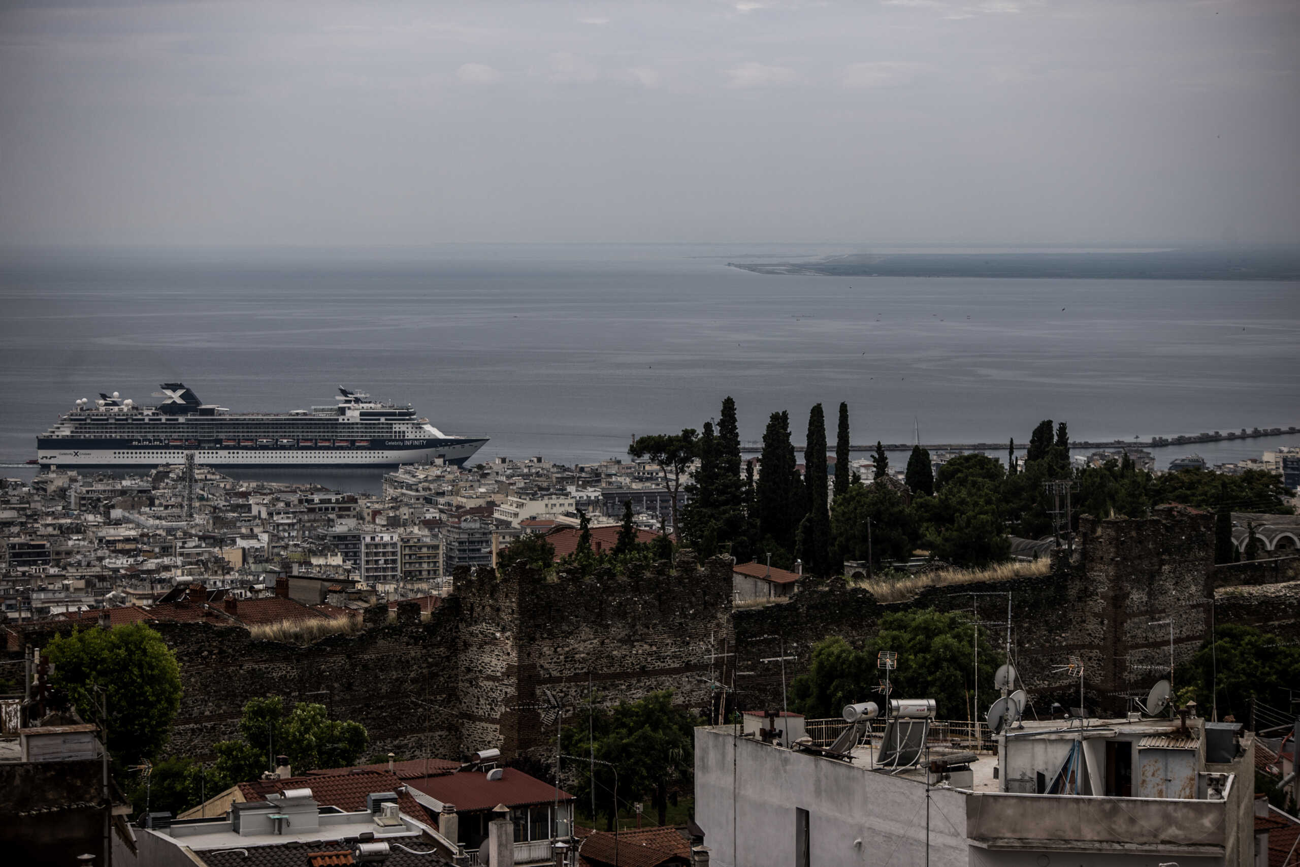 Το κρουαζιερόπλοιο "CELEBRITY INFINITY" στην Θεσσαλονίκη σε λήψη από την Ακρόπολη της πόλης, Κυριακή 18 Ιουνίου 2023.
(ΡΑΦΑΗΛ ΓΕΩΡΓΙΑΔΗΣ