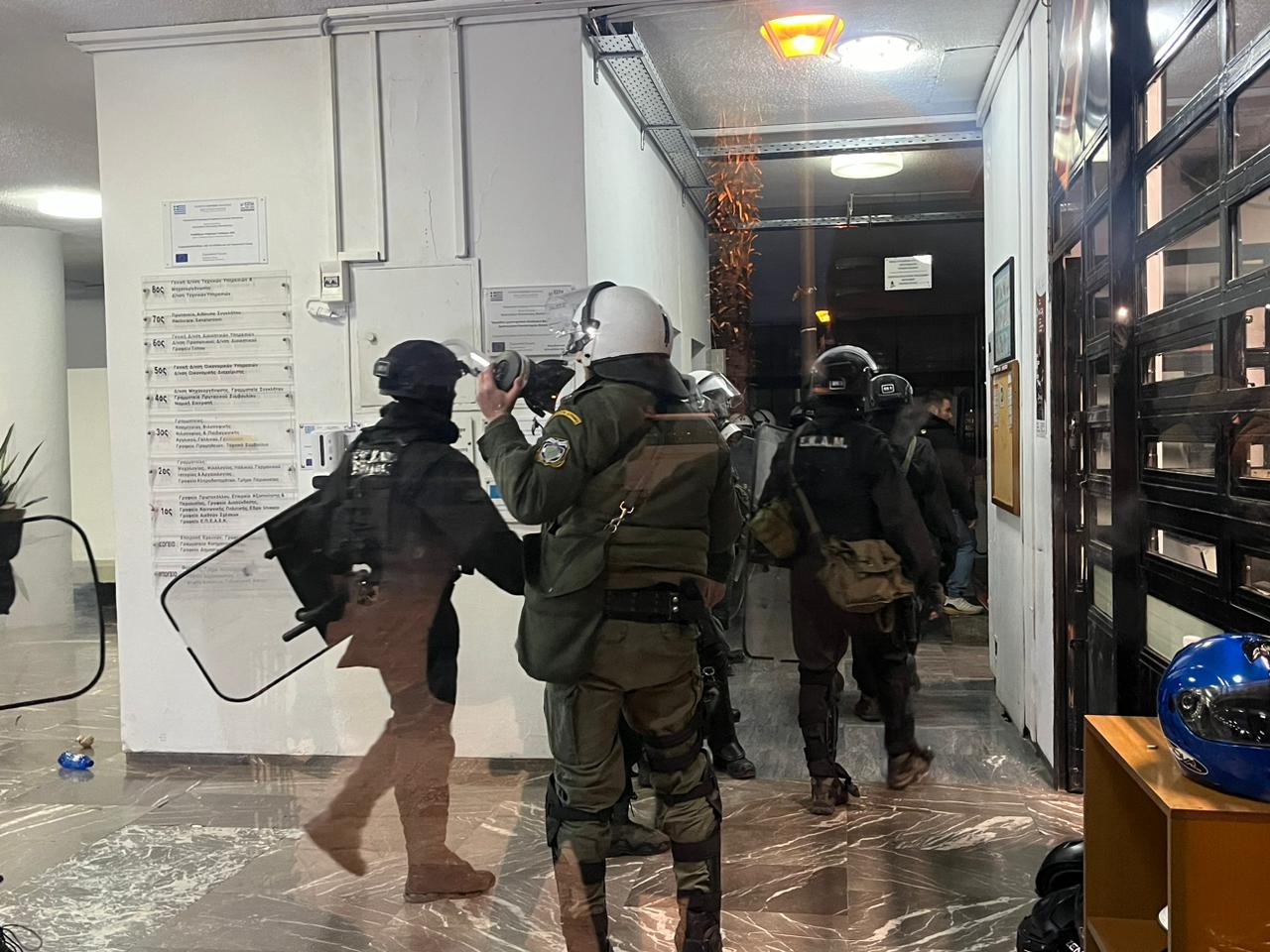 Θεσσαλονίκη: ΜΑΤ στο ΑΠΘ για να εκκενωθεί η κατάληψη στην Πρυτανεία