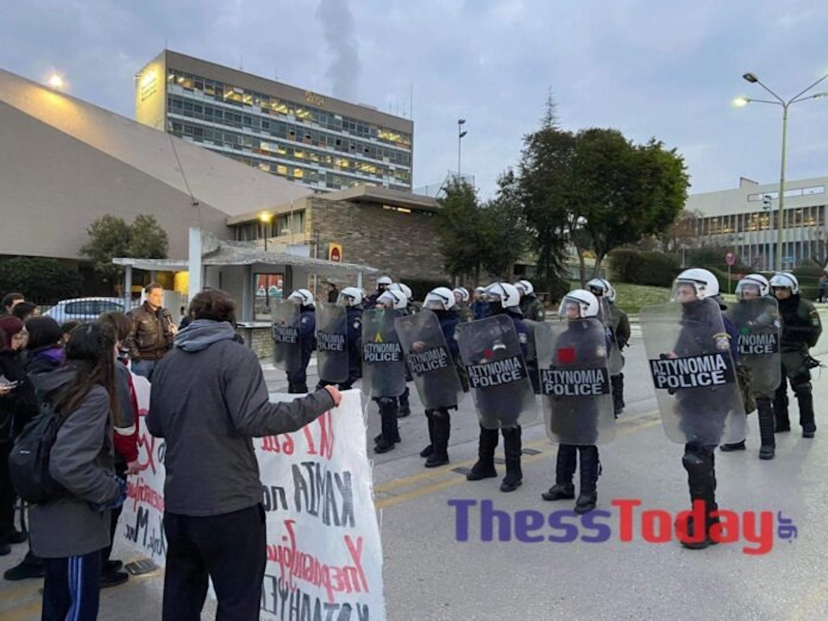 Επέμβαση των ΜΑΤ μέσα στο ΑΠΘ για να σταματήσει η κατάληψη στη Νομική Σχολή