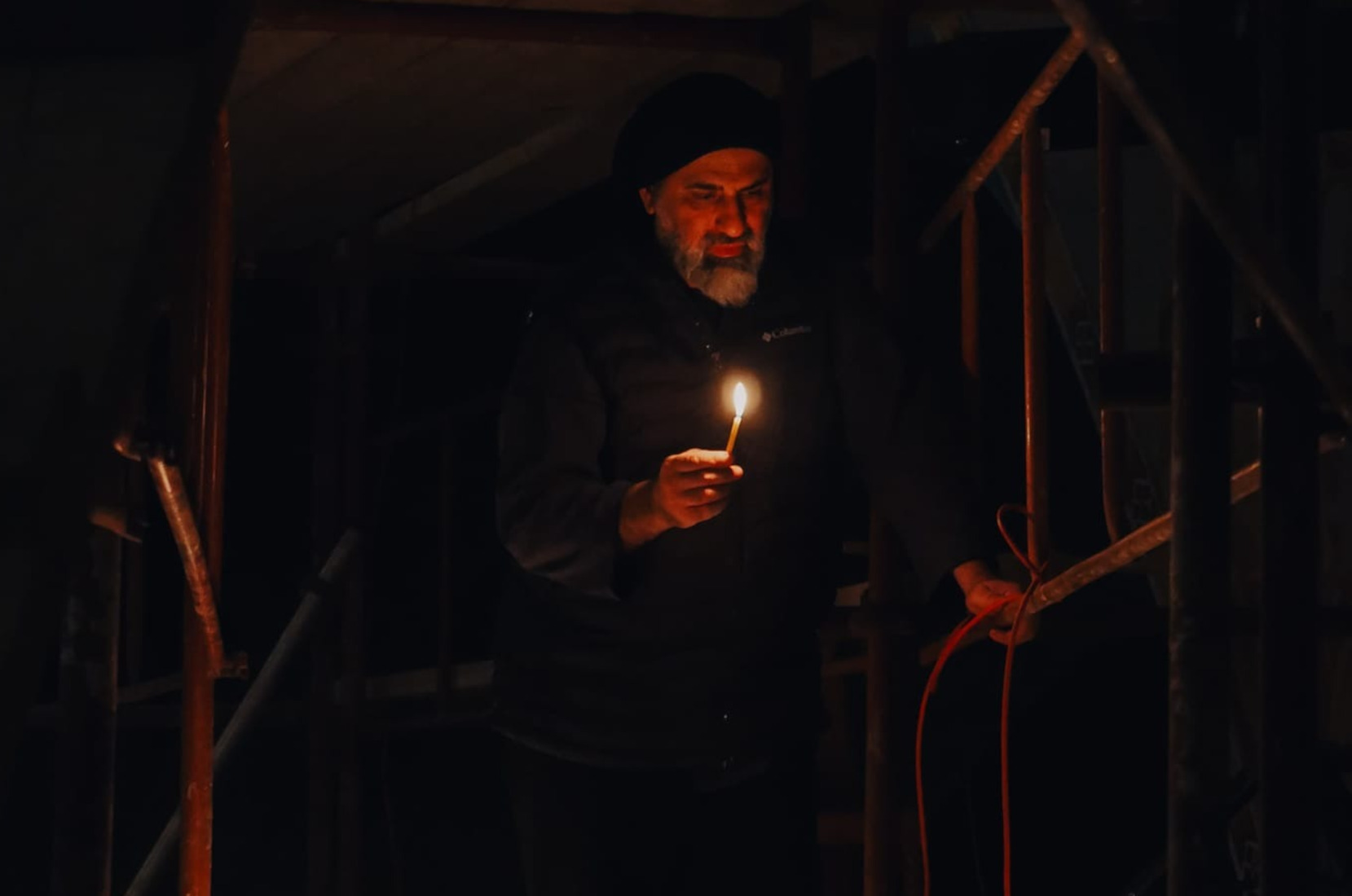 Τέμπη: 57 κεριά στον Καθεδρικό Ναό των Τιράνων για τα θύματα της τραγωδίας