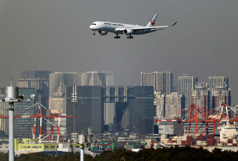 Σύγκρουση επιβατικών αεροπλάνων στο αεροδρόμιο της Οσάκα - Σώοι όλοι οι επιβάτες