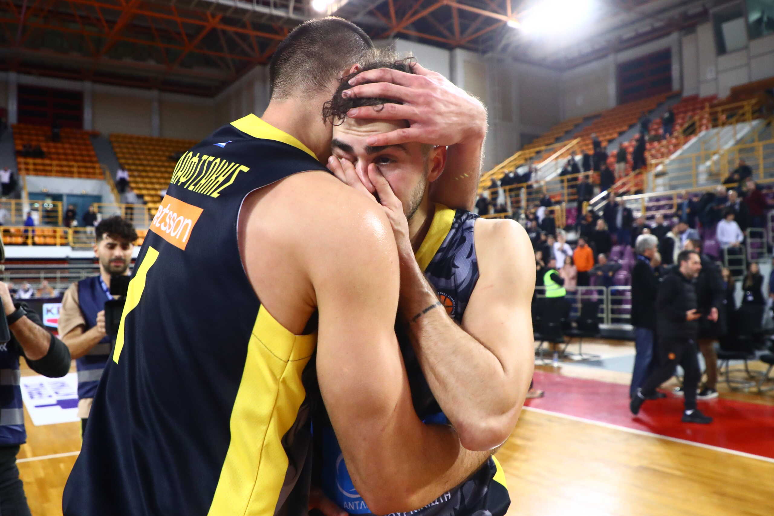 ΠΑΟΚ – Άρης: Ο Βασίλης Τολιόπουλος ξέσπασε σε κλάματα μετά τη νίκη των «κιτρίνων» στο Final 8 του Κυπέλλου Ελλάδας
