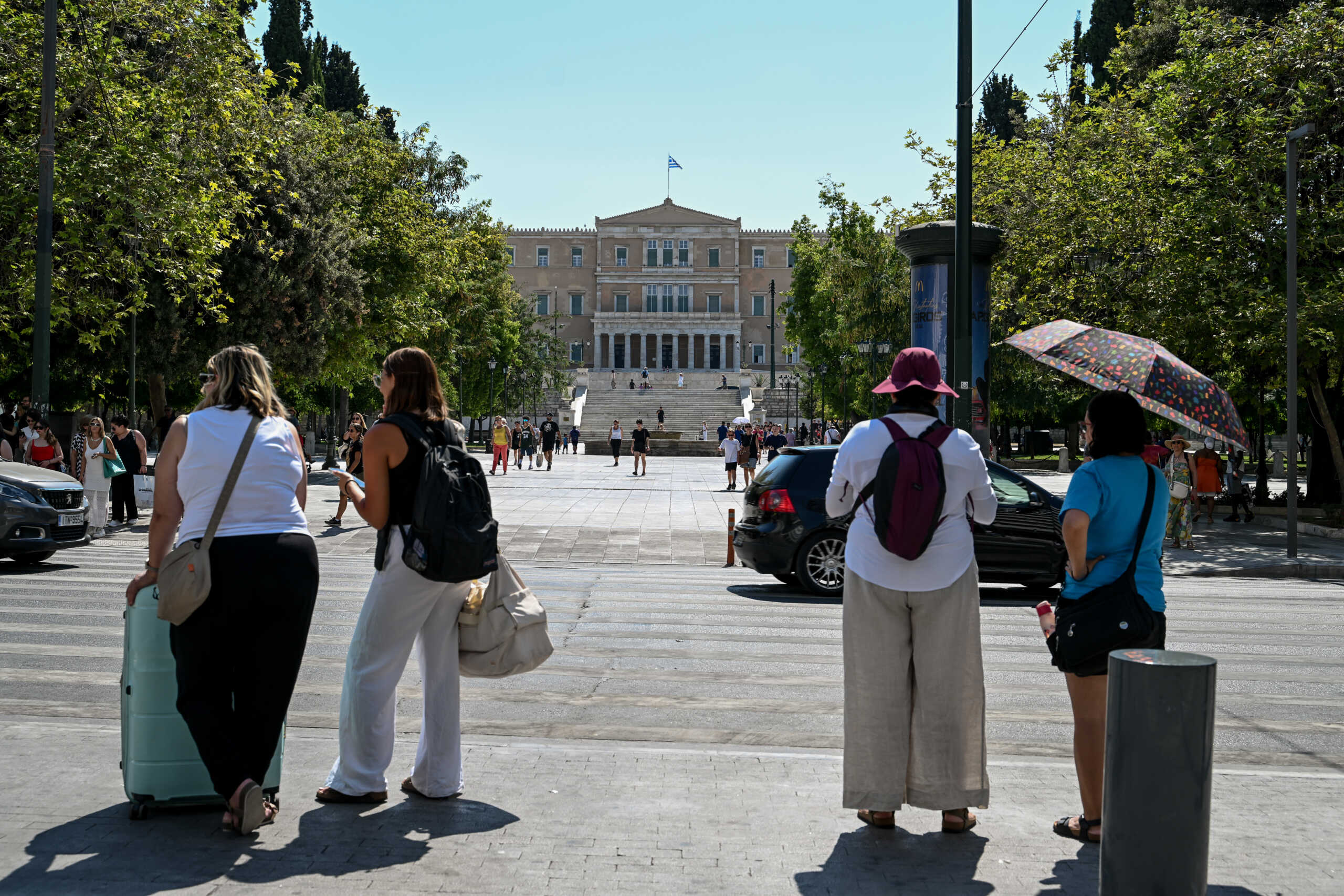 Βρισκόμαστε στην τελευταία ημέρα του Αυγούστου και καθώς η πόλη της Αθήνας αδειάζει από τους κατοίκους της, παραδίνεται σταδιακά στους τουρίστες που ακόμα και τον Αύγουστο γεμίζουν το κέντρο της, Δευτέρα 31 Ιουλίου 2023  (ΤΑΤΙΑΝΑ ΜΠΟΛΑΡΗ