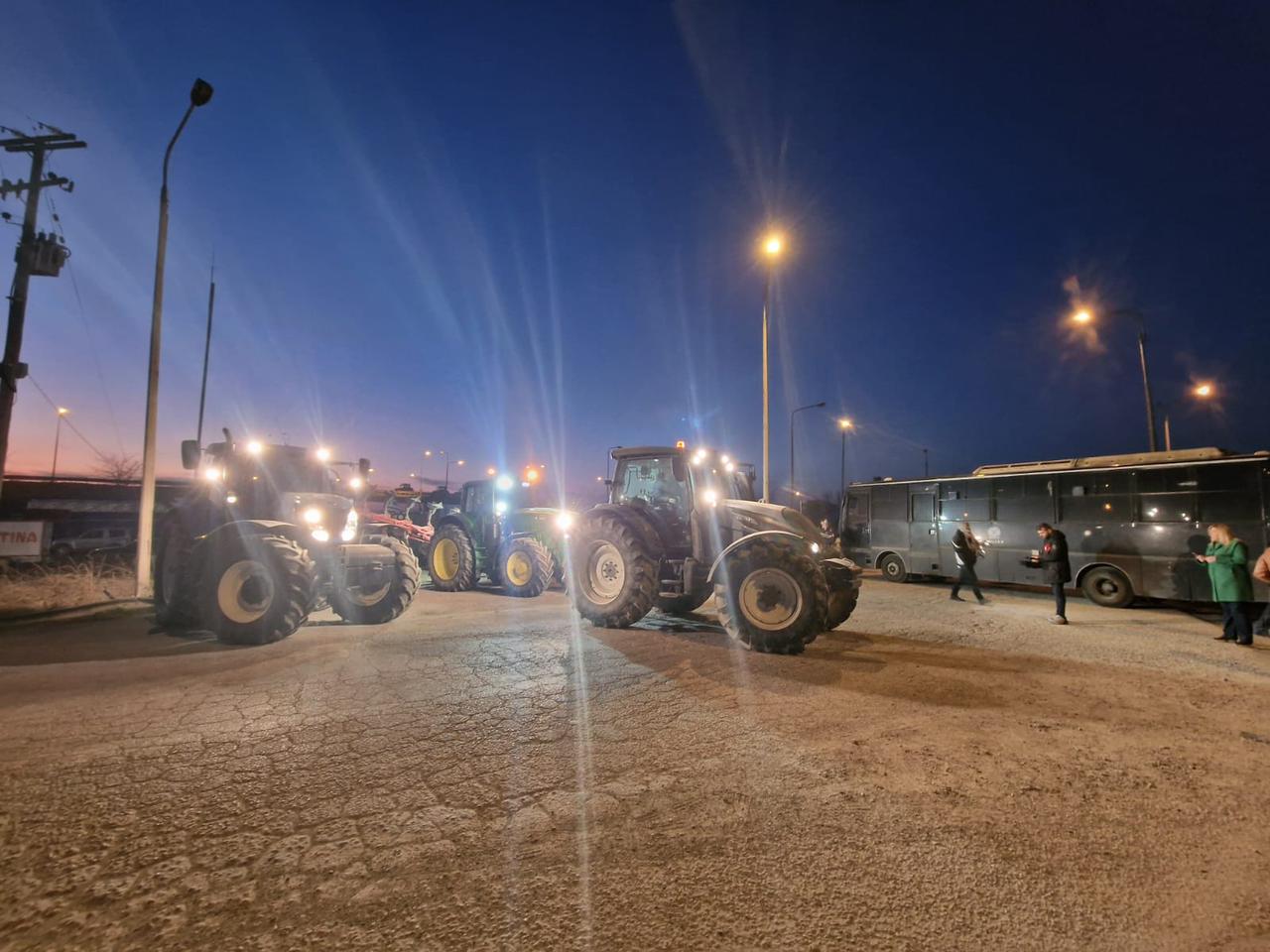 Οι αγρότες άναψαν πυρσούς και απέκλεισαν το ρεύμα της εθνικής οδού προς Θεσσαλονίκη στα Μάλγαρα