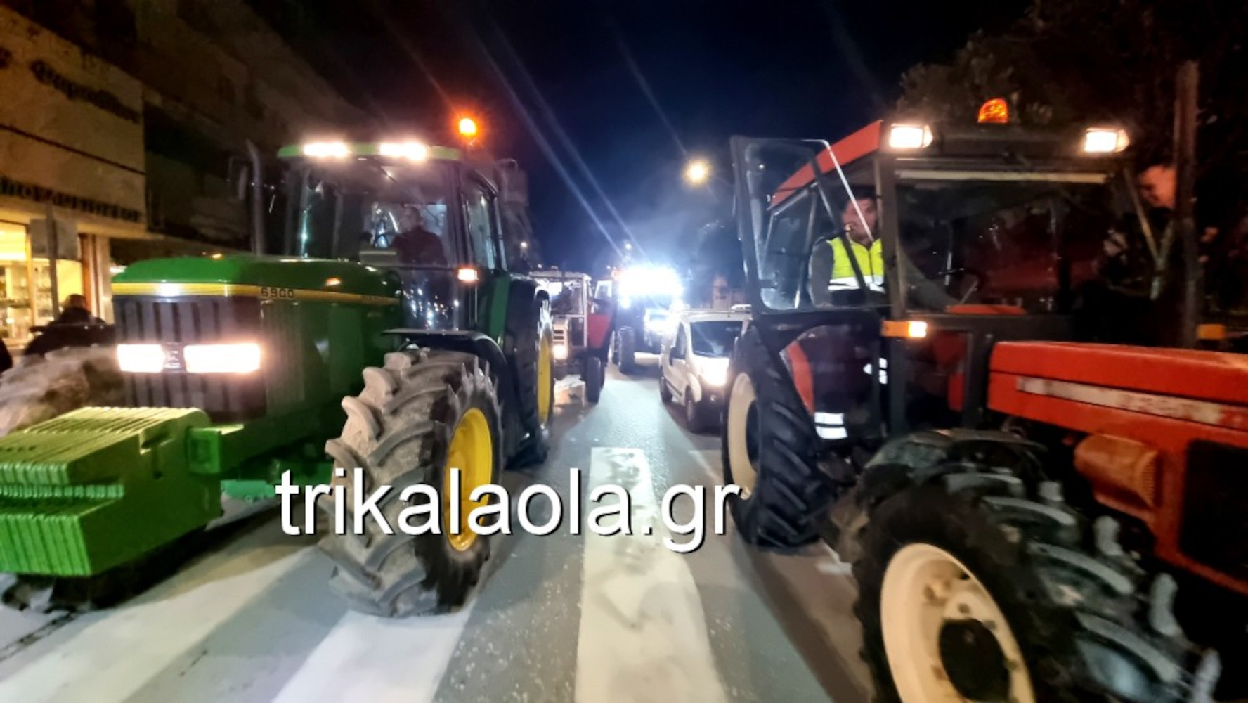 Τρίκαλα: Αγρότες απέκλεισαν το κέντρο – «Θα φτάσουμε μέχρι Αθήνα αν χρειαστεί»