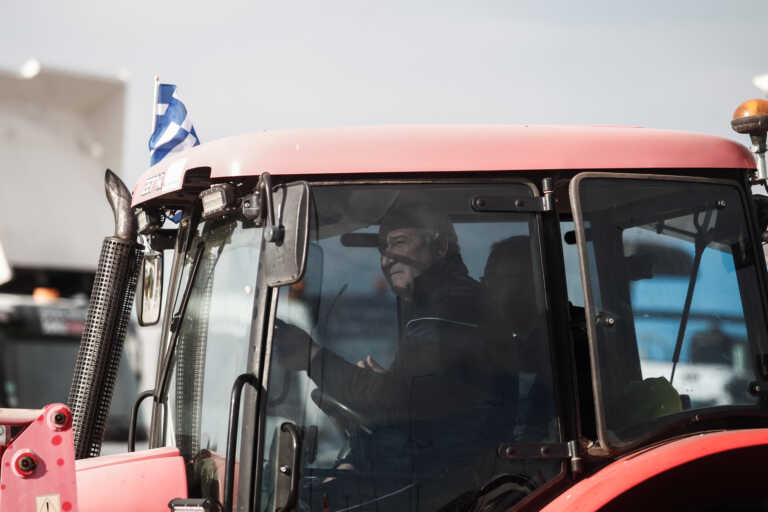 Πρόσκληση Αυγενάκη για διάλογο με τους αγρότες ακόμη και σήμερα με ανοιχτούς δρόμους