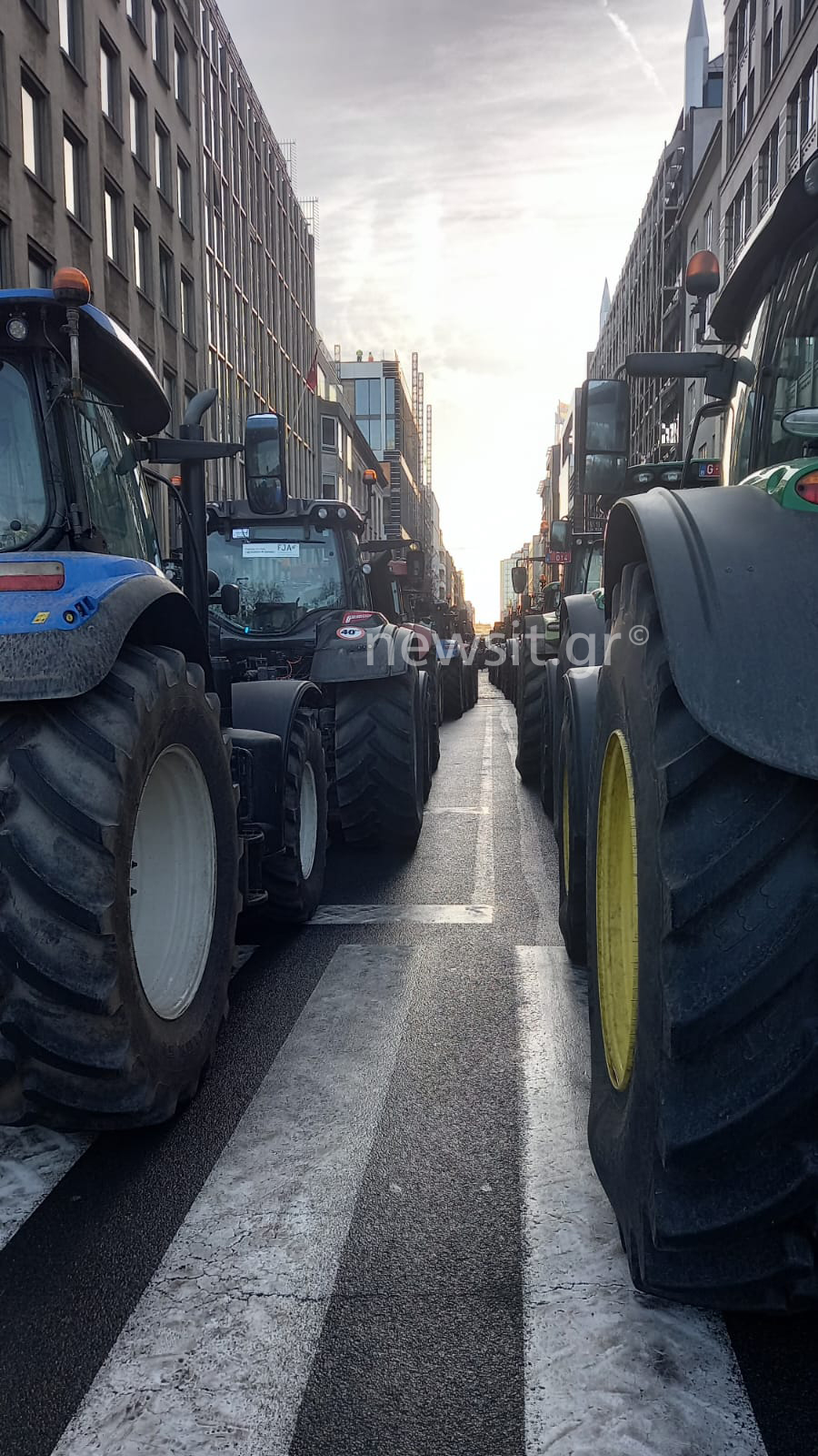Σύνοδος Κορυφής: Οι αγρότες «γέμισαν» τις Βρυξέλλες με 1.000 τρακτέρ – Πετροπόλεμος και επεισόδια