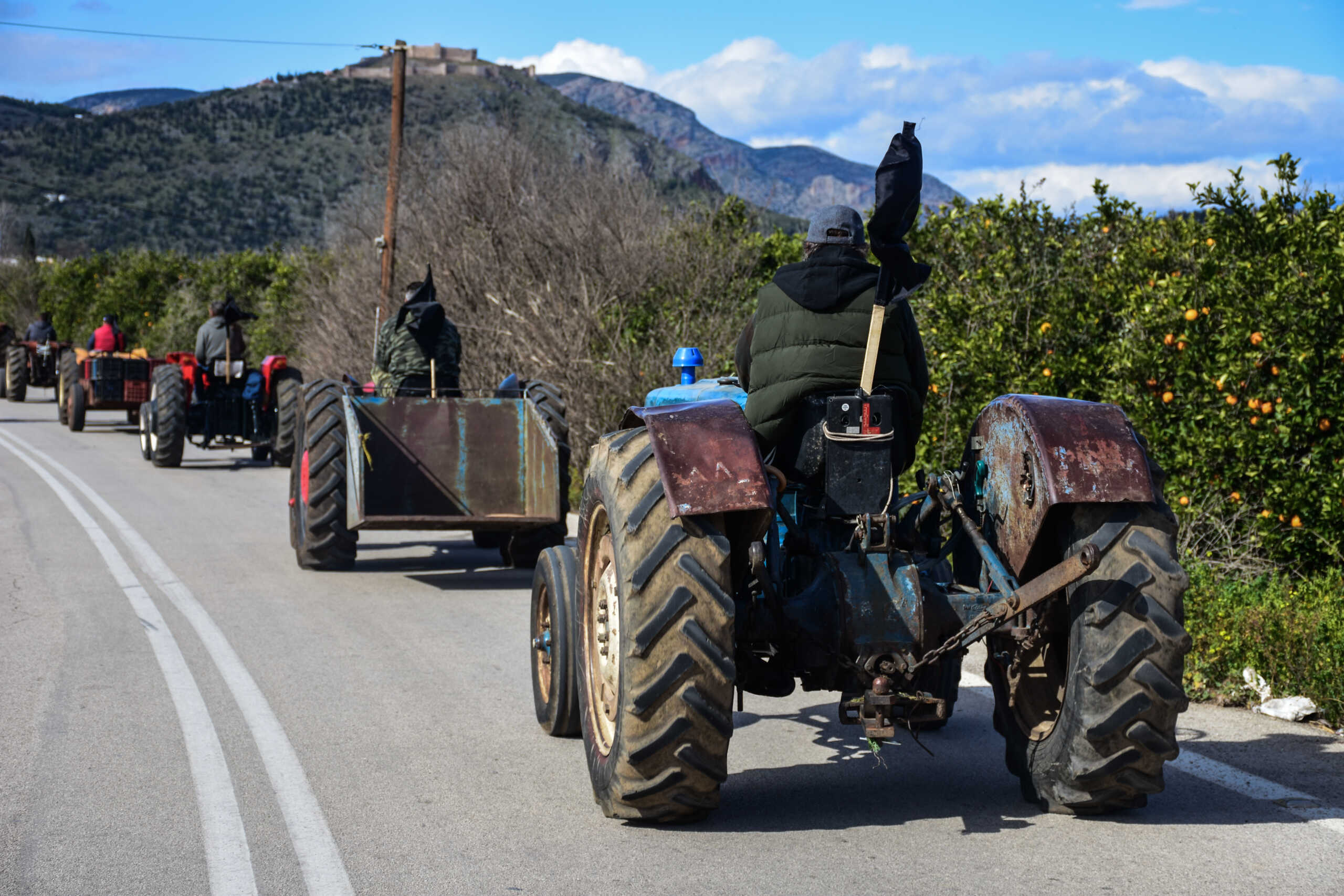 Αγρότες: Ξεκίνησαν για Αθήνα με τα τρακτέρ – Πώς κινείται το κομβόι – Αύριο αναχωρούν 60 λεωφορεία