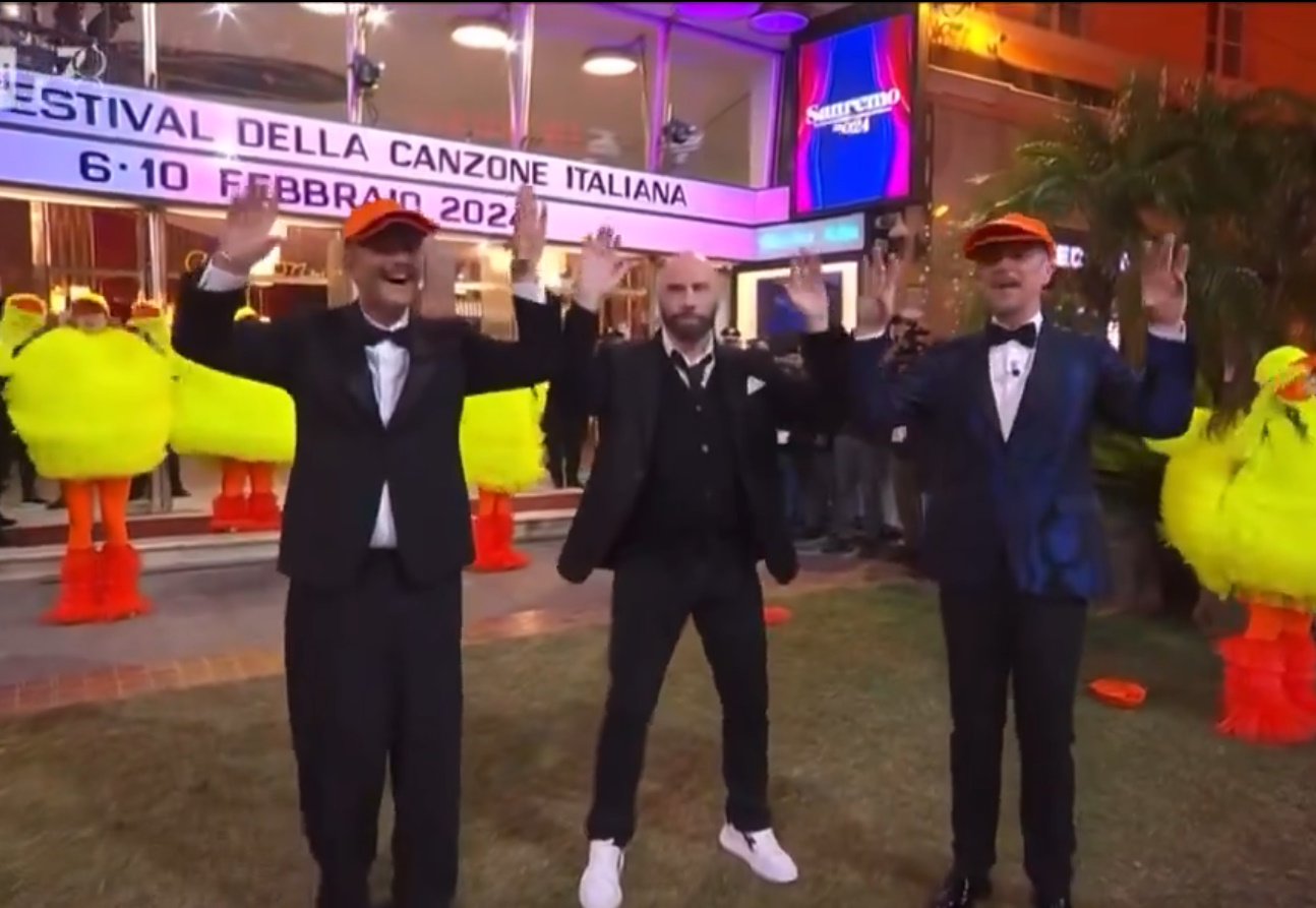 Τζον Τραβόλτα: Σάλος με τη συμμετοχή του στο Σαν Ρέμο – Χόρεψε τα «παπάκια» και έκανε κρυφή διαφήμιση