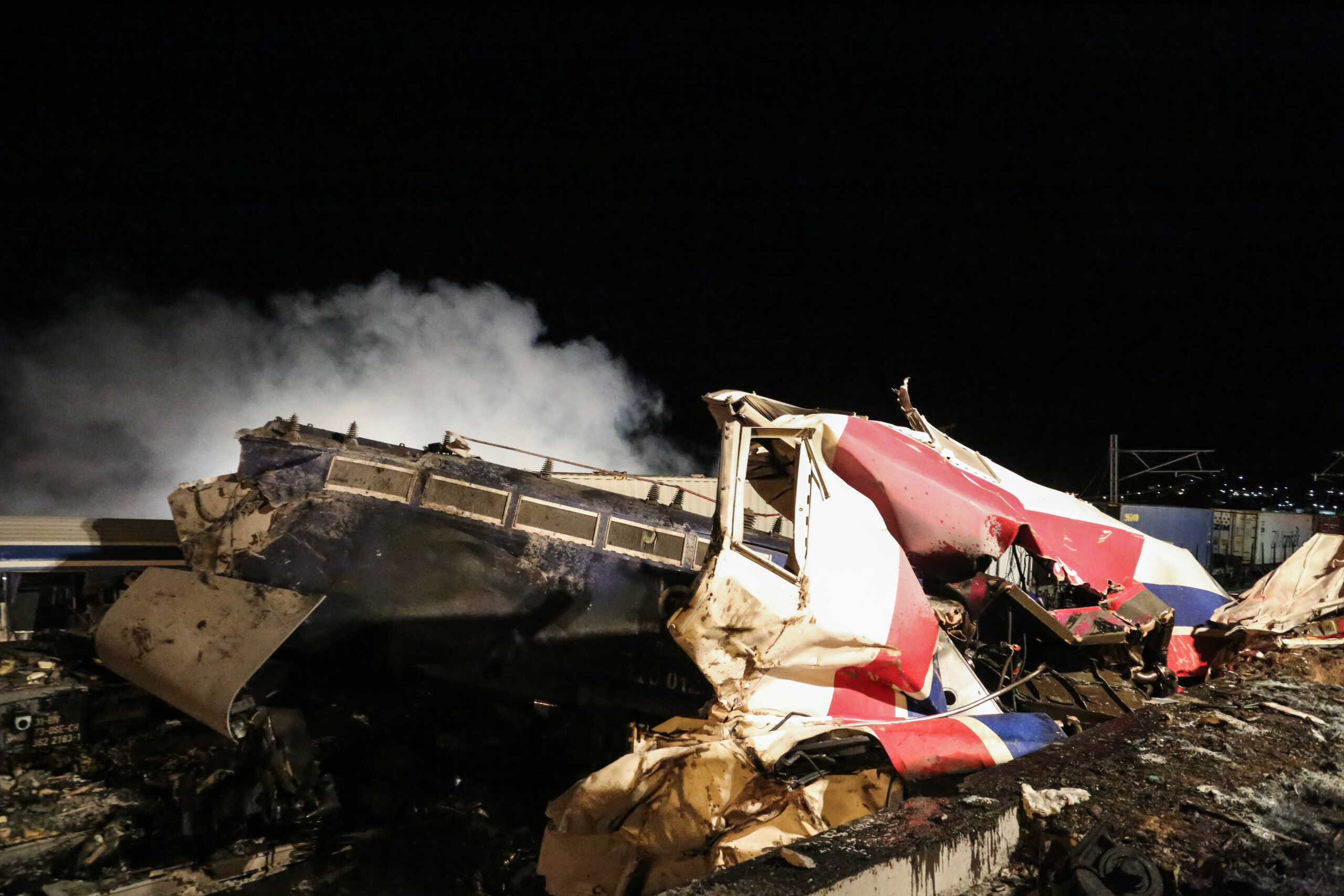 Σύγκρουση δυο αμαξοστοιχιών στα Τέμπη, Τετάρτη 1 Μαρτίου 2023. Σύμφωνα με την ανακοίνωση της Hellenic Train, στον Ευαγγελισμό σημειώθηκε μετωπική σύγκρουση δύο αμαξοστοιχιών: μιας εμπορευματικής αμαξοστοιχίας και της αμαξοστοιχίας IC 62 που είχε αναχωρήσει από Αθήνα προς Θεσσαλονίκη. 
(ΛΕΩΝΙΔΑΣ ΤΖΕΚΑΣ