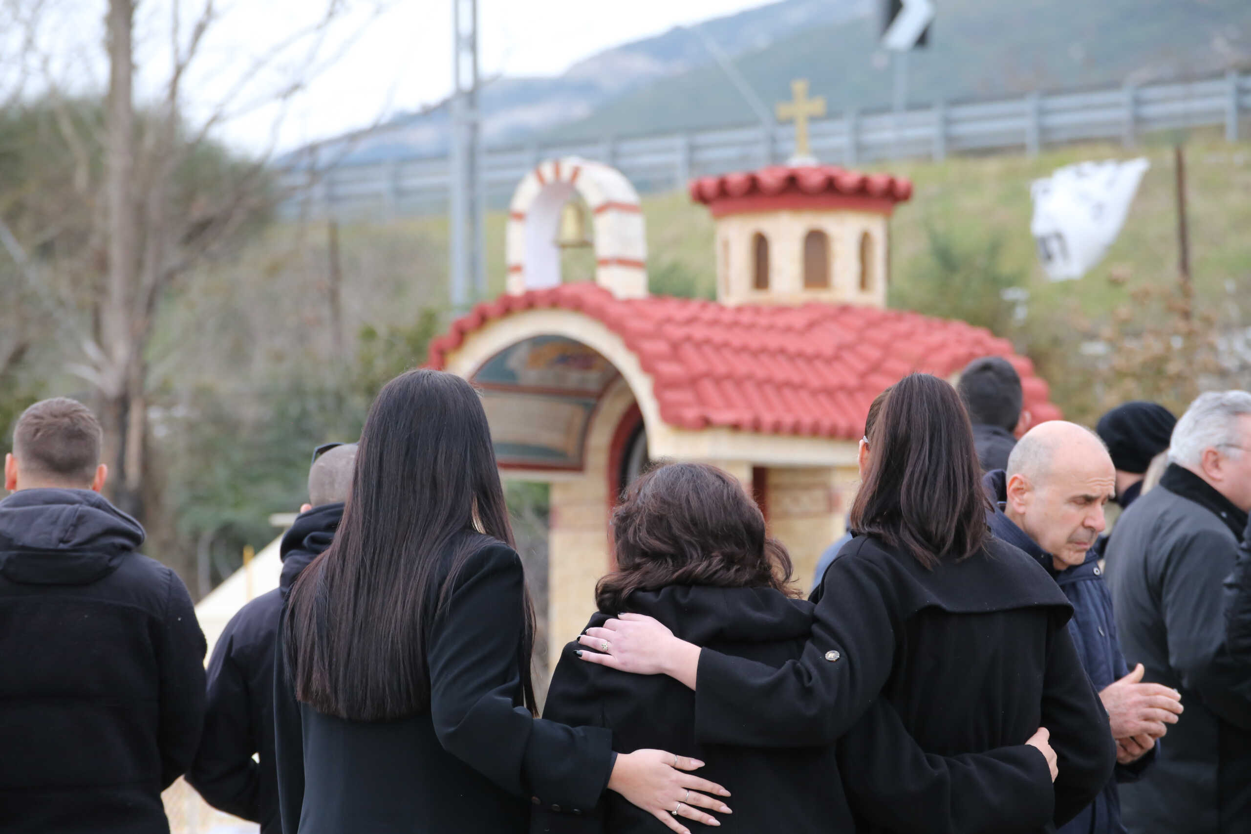 Τέμπη: Σε κλίμα συγκίνησης το τρισάγιο για τα 57 θύματα της τραγωδίας – «Είναι ξεκάθαρη συγκάλυψη, δεν υπάρχει αμέλεια»   