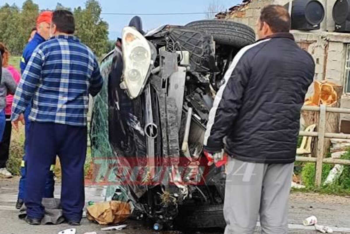 Αχαΐα: Σφοδρό τροχαίο με τρεις τραυματίες στην εθνική Πύργου – Πατρών