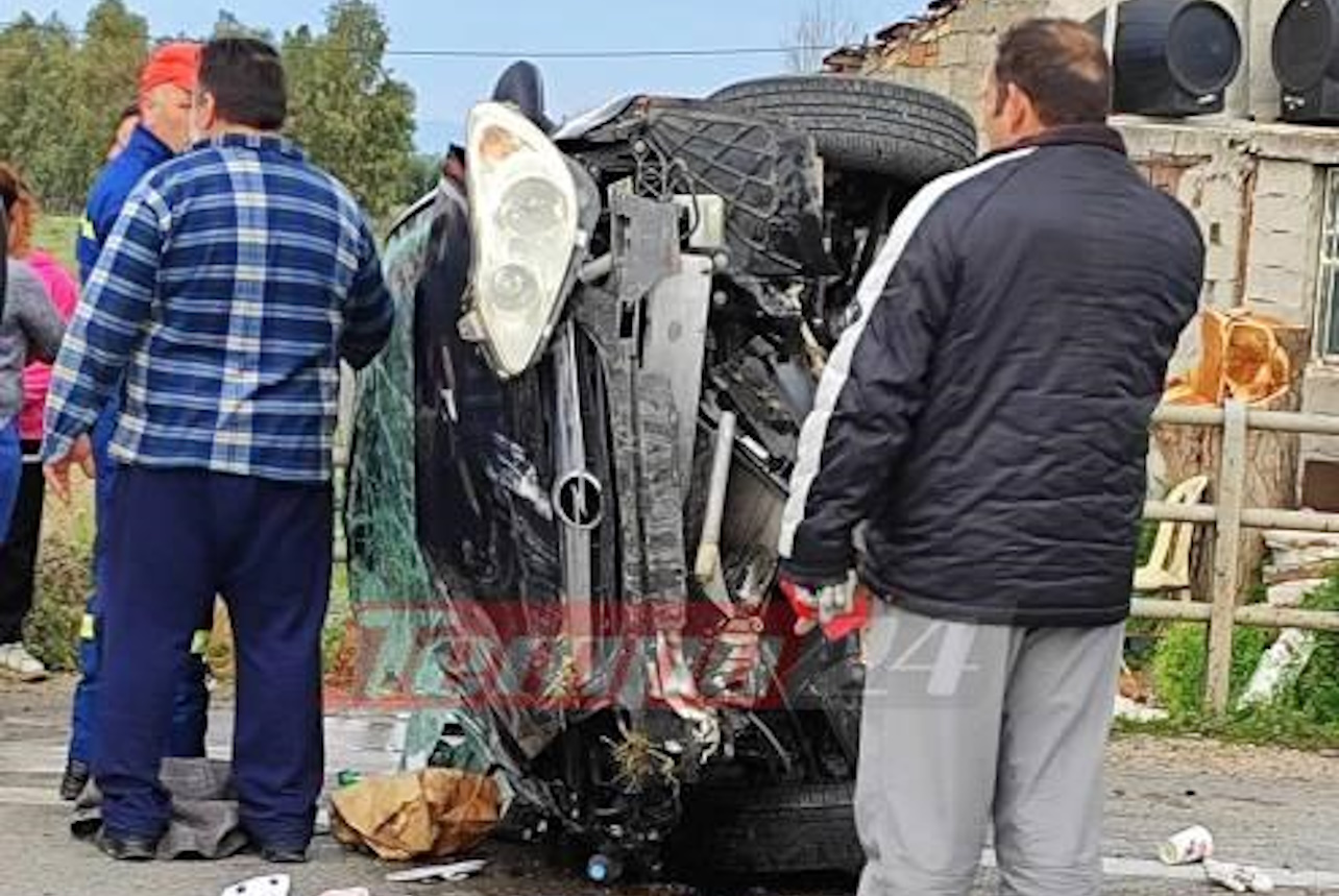 Αχαΐα: Σφοδρό τροχαίο με τρεις τραυματίες στην εθνική Πύργου – Πατρών