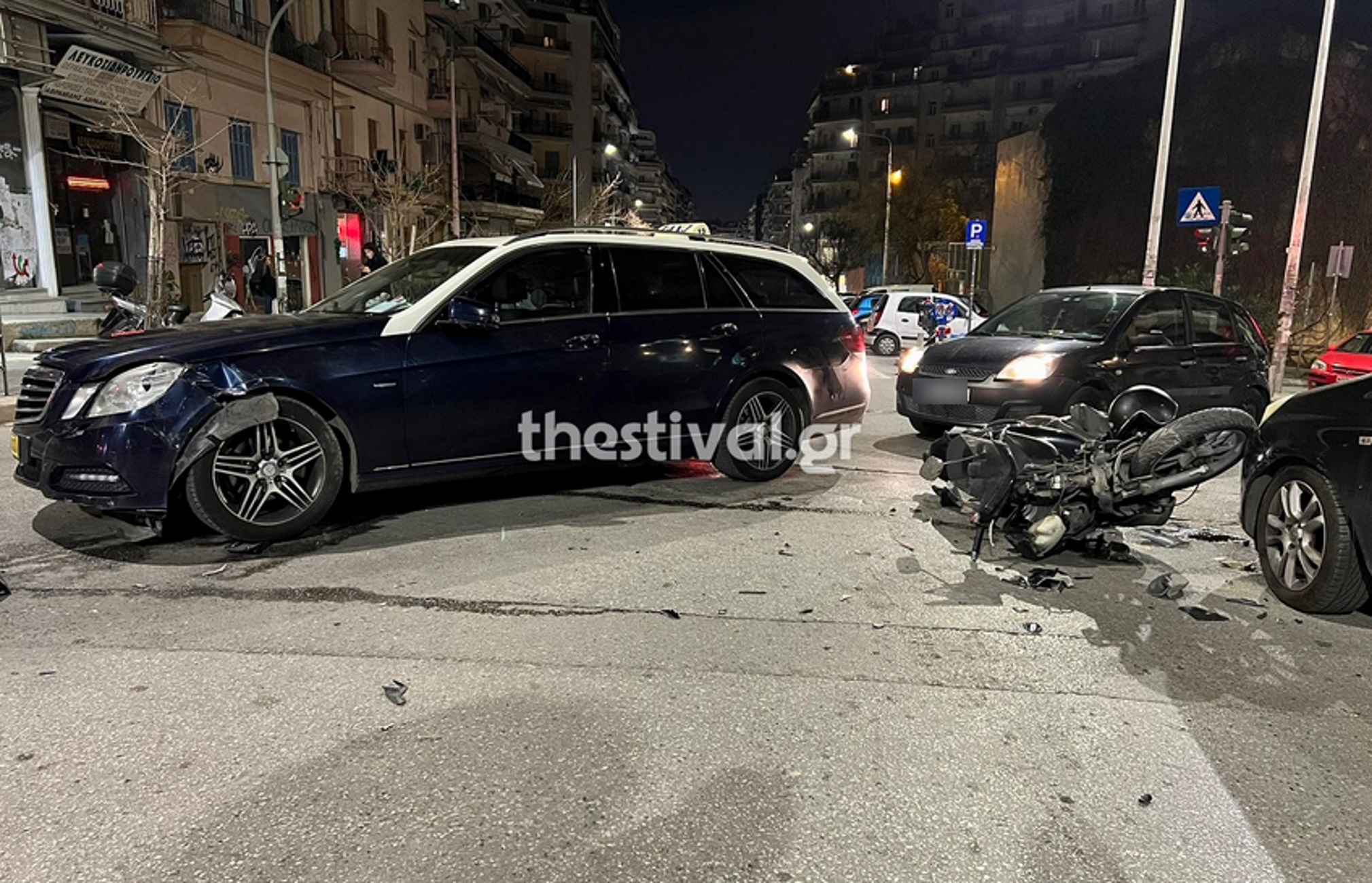 Θεσσαλονίκη: Έκλεψαν περίπτερο και τράκαραν με ταξί – Εικόνες μετά το τροχαίο