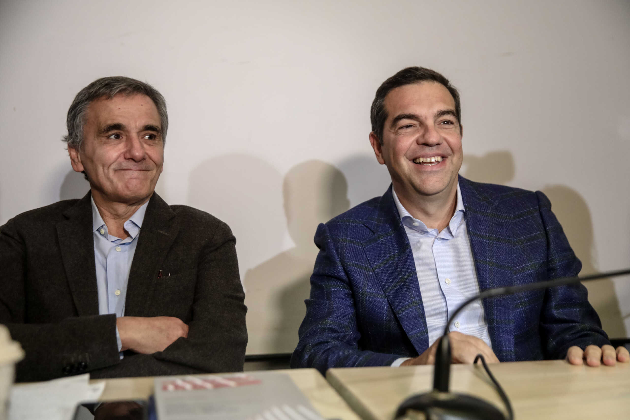 Χαιρετισμός του προέδρου του ΣΥΡΙΖΑ-ΠΣ, Α. Τσίπρα στην παρουσίαση του βιβλίου του Ευκλείδη Τσακαλώτου "Με την πλάτη στον τοίχο. Διαπραγματεύσεις για την Οικονομία και την Κοινωνία. 2015 - 2019"  Τετάρτη 21 Δεκεμβρίου 2022 (ΓΙΑΝΝΗΣ ΠΑΝΑΓΟΠΟΥΛΟΣ