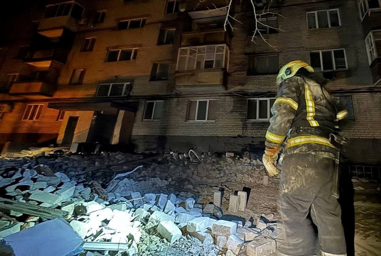 Ουκρανία: «Nύχτα φρίκης» στη Ντνίπρο – Τρεις νεκροί από ρωσικές επιθέσεις στην Οδησσό