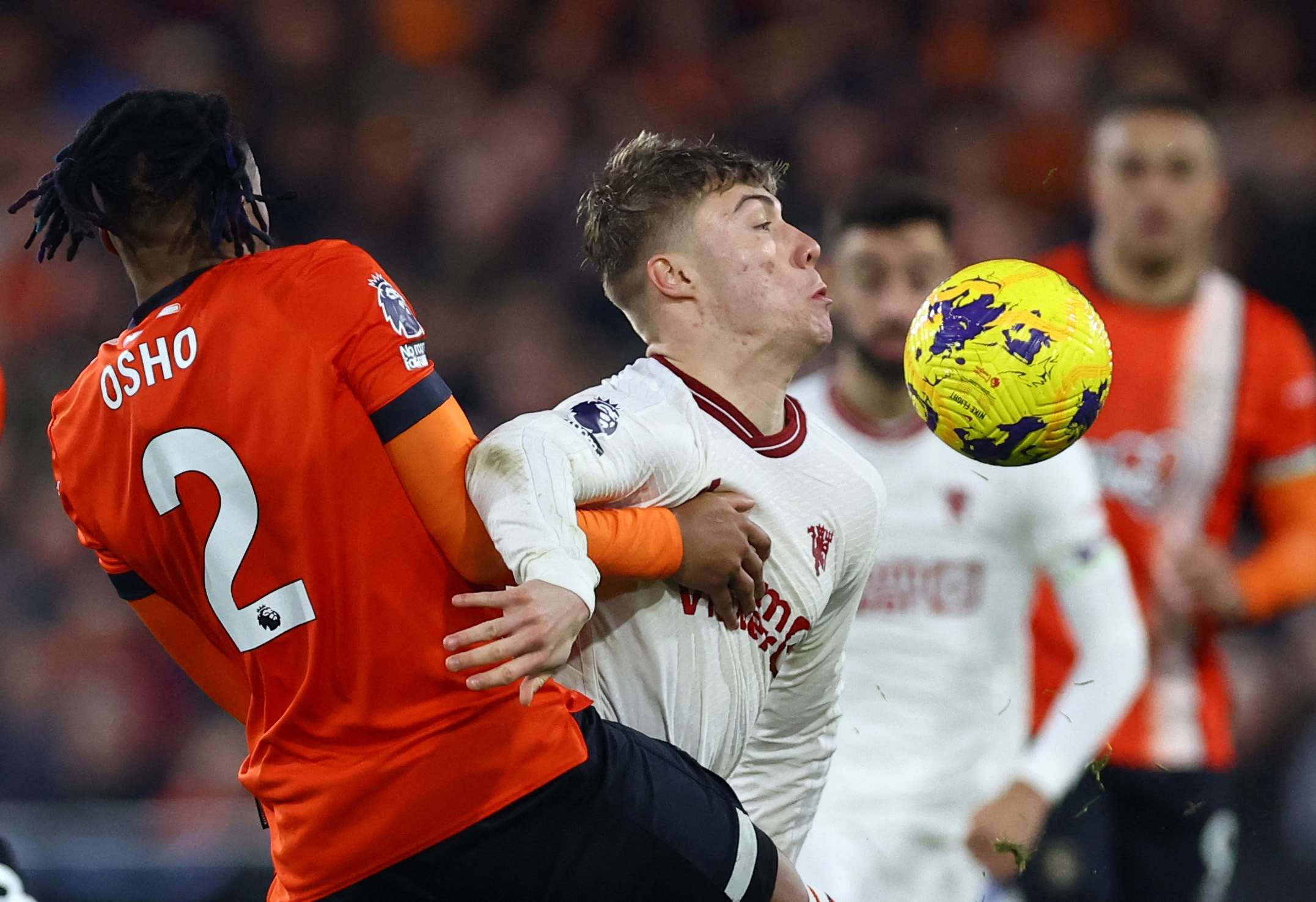 Soccer Football - Premier League - Luton Town v Manchester United - Kenilworth Road, Luton, Britain - February 18, 2024 Manchester United's Rasmus Hojlund in action with Luton Town's Gabriel Osho REUTERS
