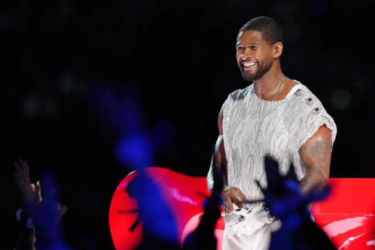 Usher: Εμφανίστηκε στο Super Bowl, ενθουσίασε και μετά ντύθηκε γαμπρός για τρίτη φορά