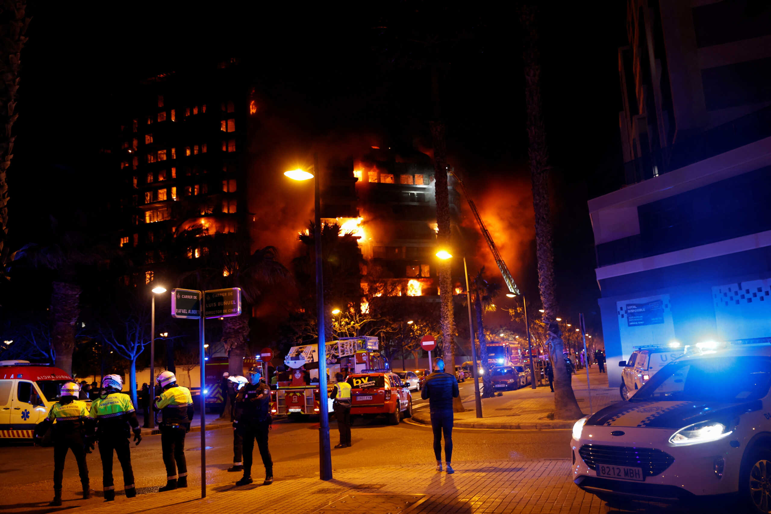 Βαλένθια: Φωτιά σε κτήριο 14 ορόφων – Φλόγες εξαπλώνονται με πρωτόγνωρη ταχύτητα, πυροσβέστες πηδούν για να σωθούν
