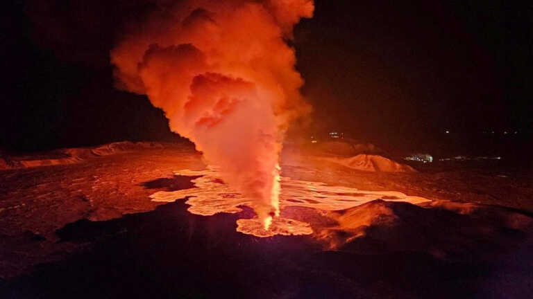 Εξερράγη για δεύτερη φορά το ηφαίστειο στο Ρεϊκιάνες - Live εικόνα από την Ισλανδία
