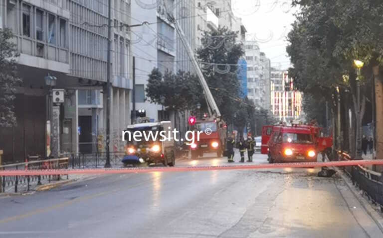 «Το περιστατικό ανήκει στο βαρύ έγκλημα» λέει ο Μαρινάκης για τη βόμβα στο κέντρο της Αθήνας - Σπασμένα τζάμια και ζημιές σε κτήρια από την έκρηξη